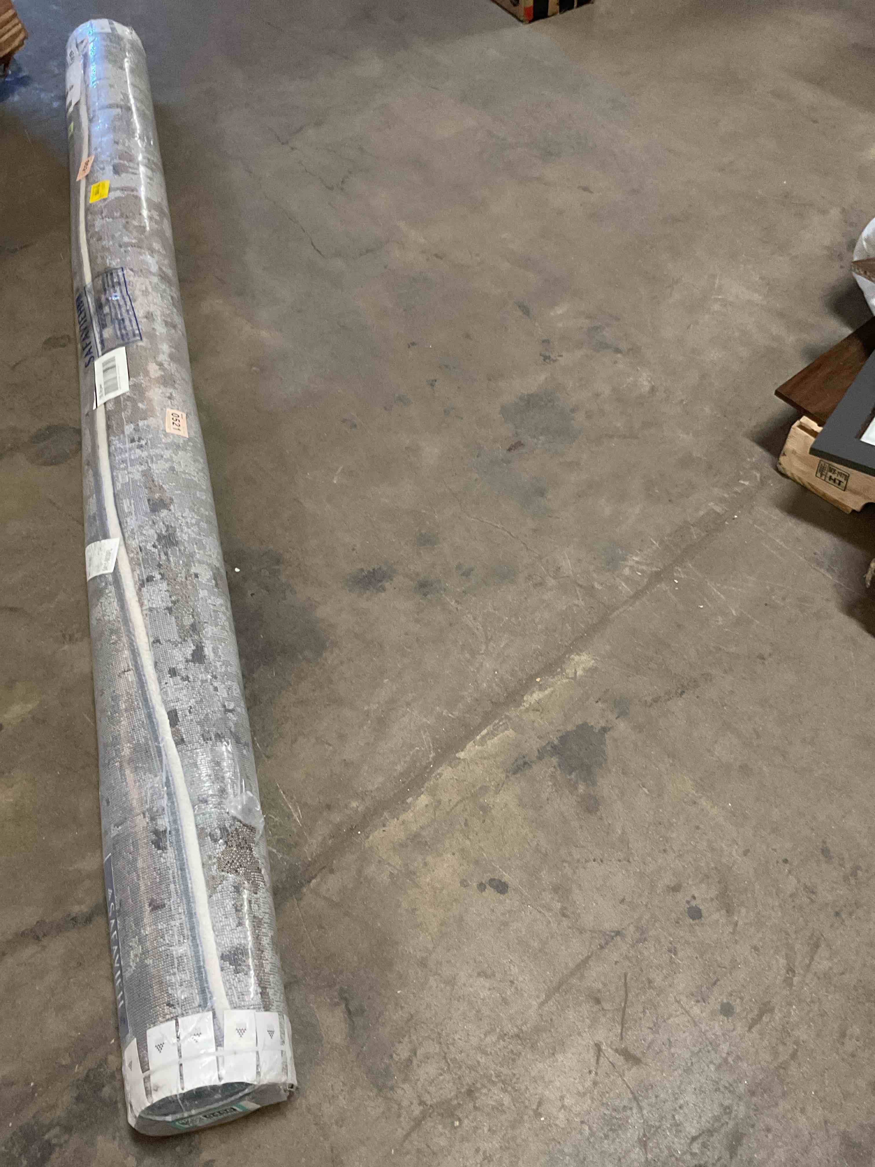 Condition photo showing Good Condition for Broadway Performance Abstract Rug