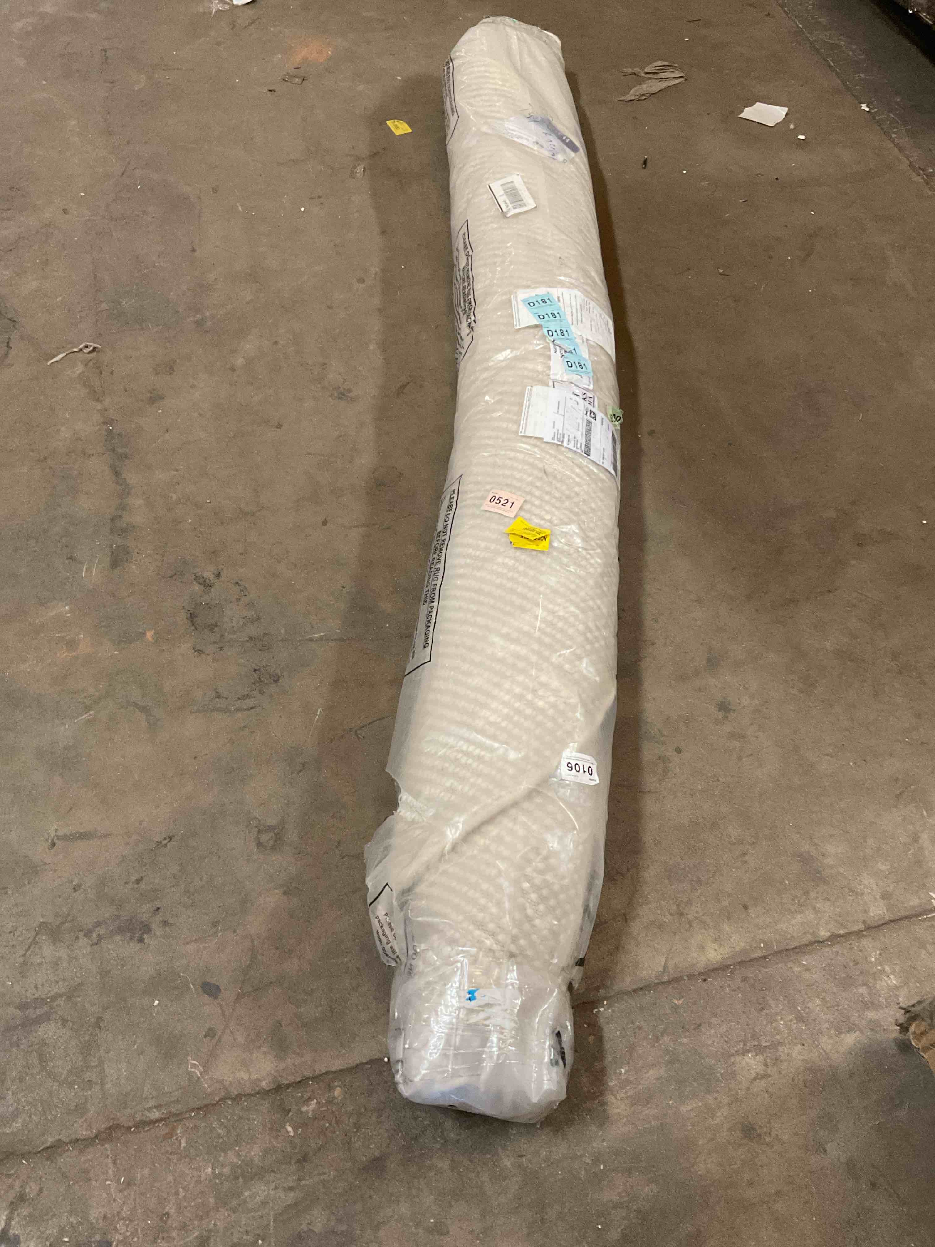 Condition photo showing Good Condition for Charvik Solid Color Handmade Area Rug in Ivory