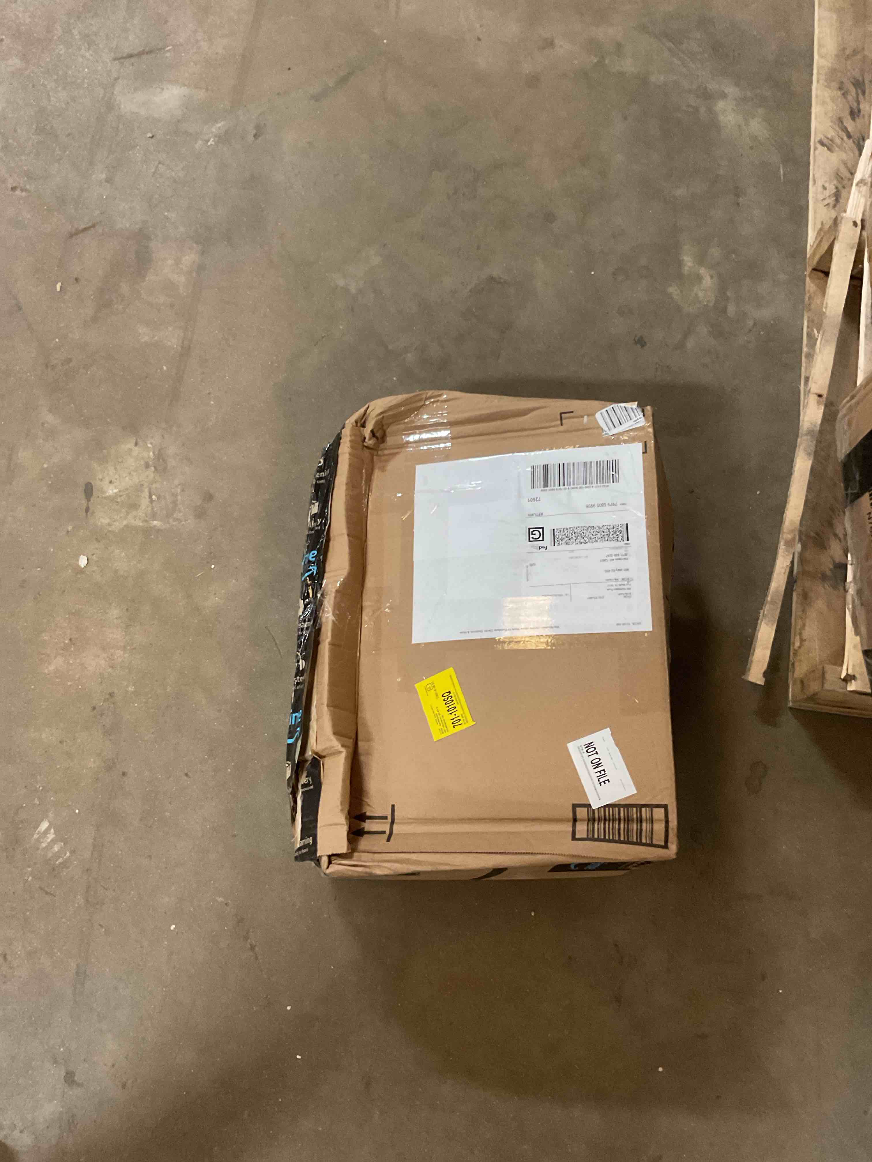 Condition photo showing Good Condition for Kugler Traditional Bordered Floral Pink/ Green Printed Washable Flat Pile Area Rug