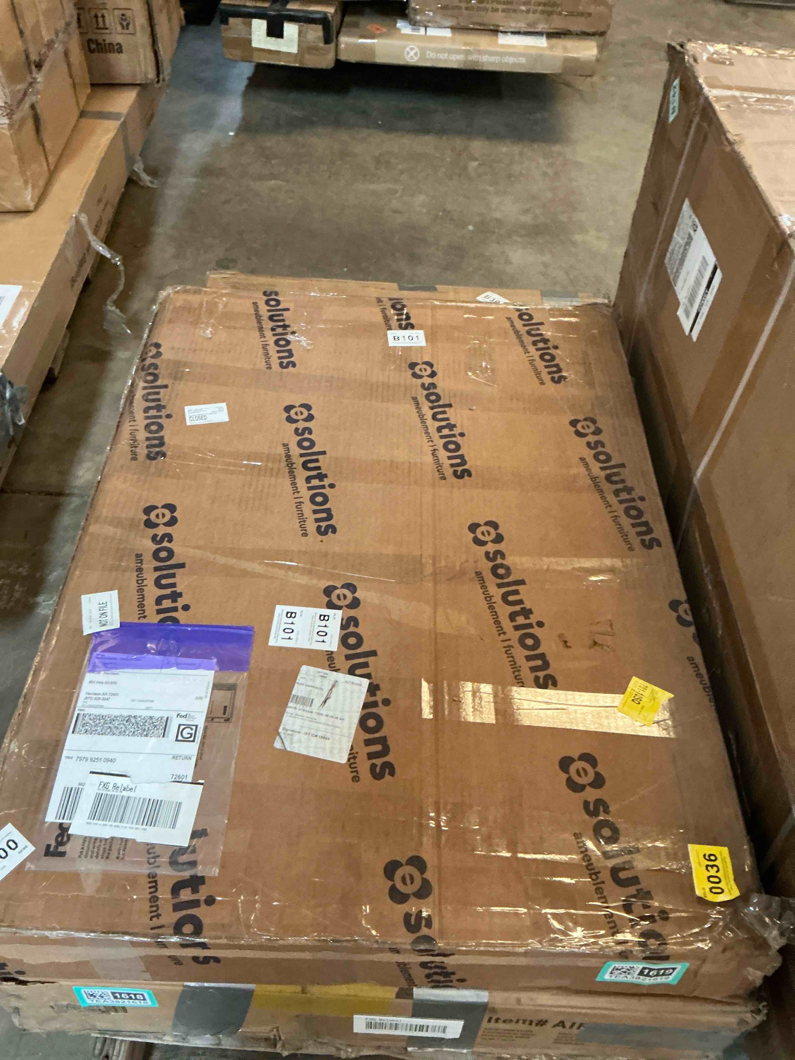 Condition photo showing Good Condition for (incomplete) white medicine cabinet 