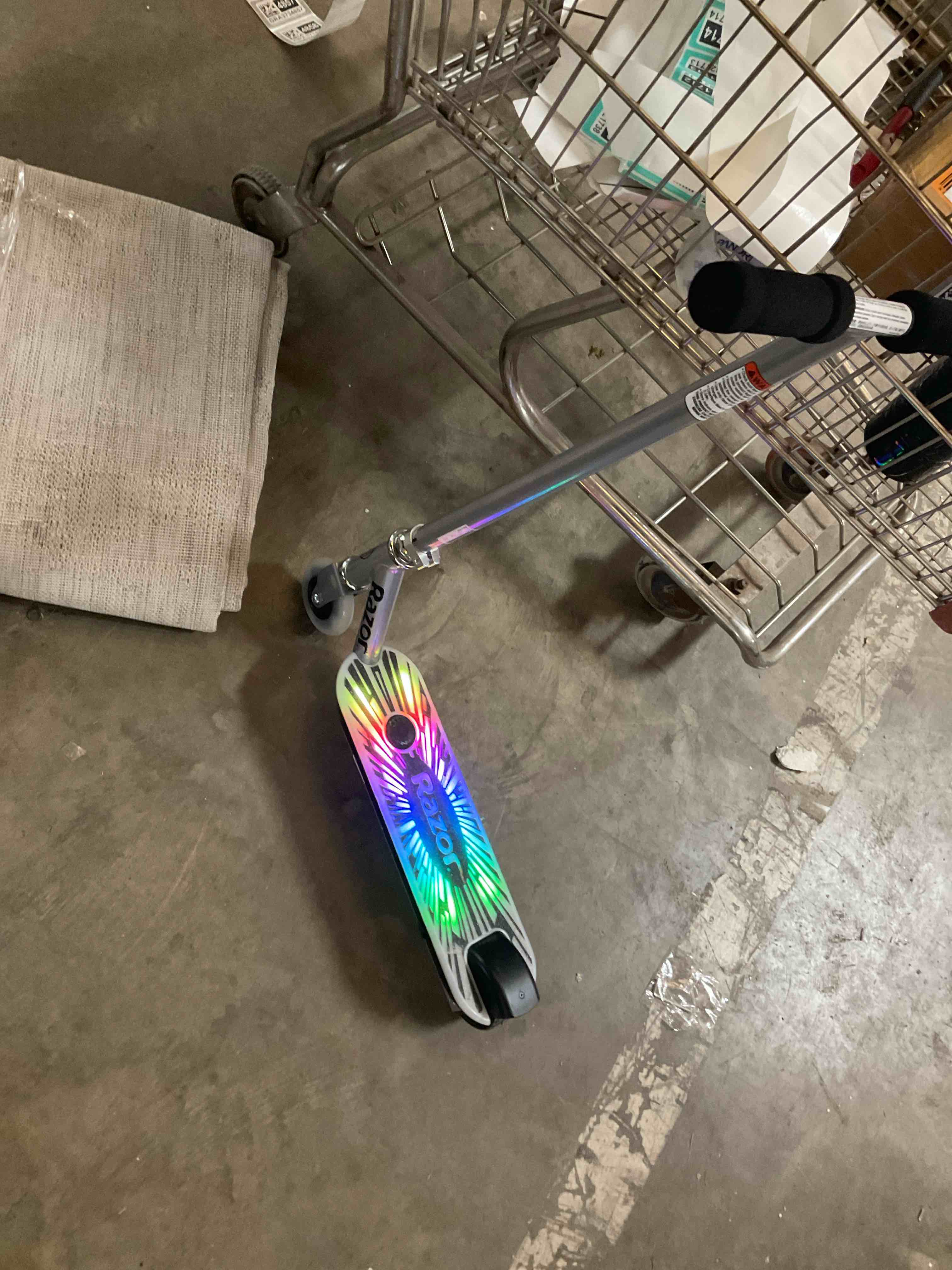 Condition photo showing Good Condition for white razor color wave blast