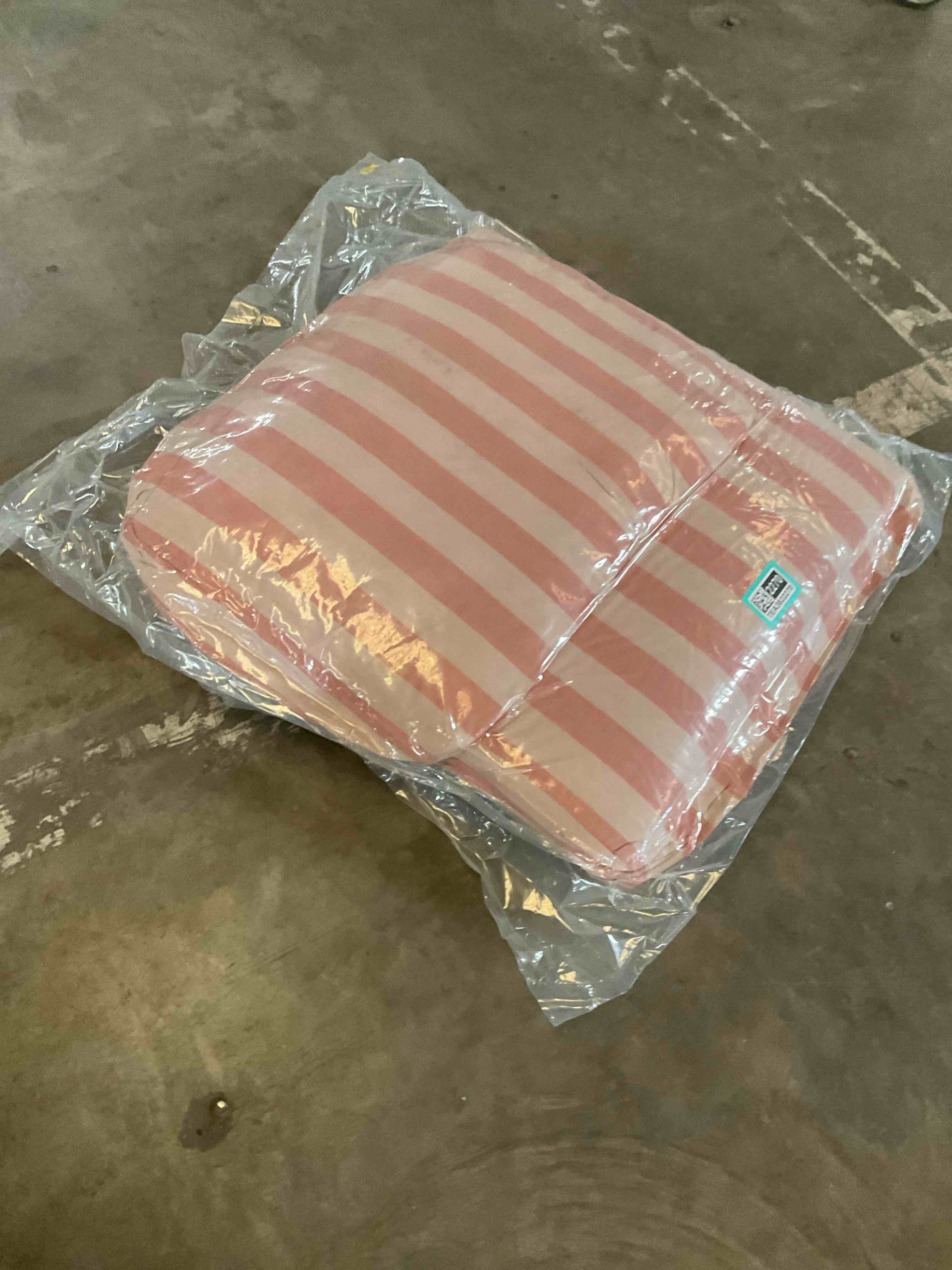 Condition photo showing Good Condition for pillow and cushion