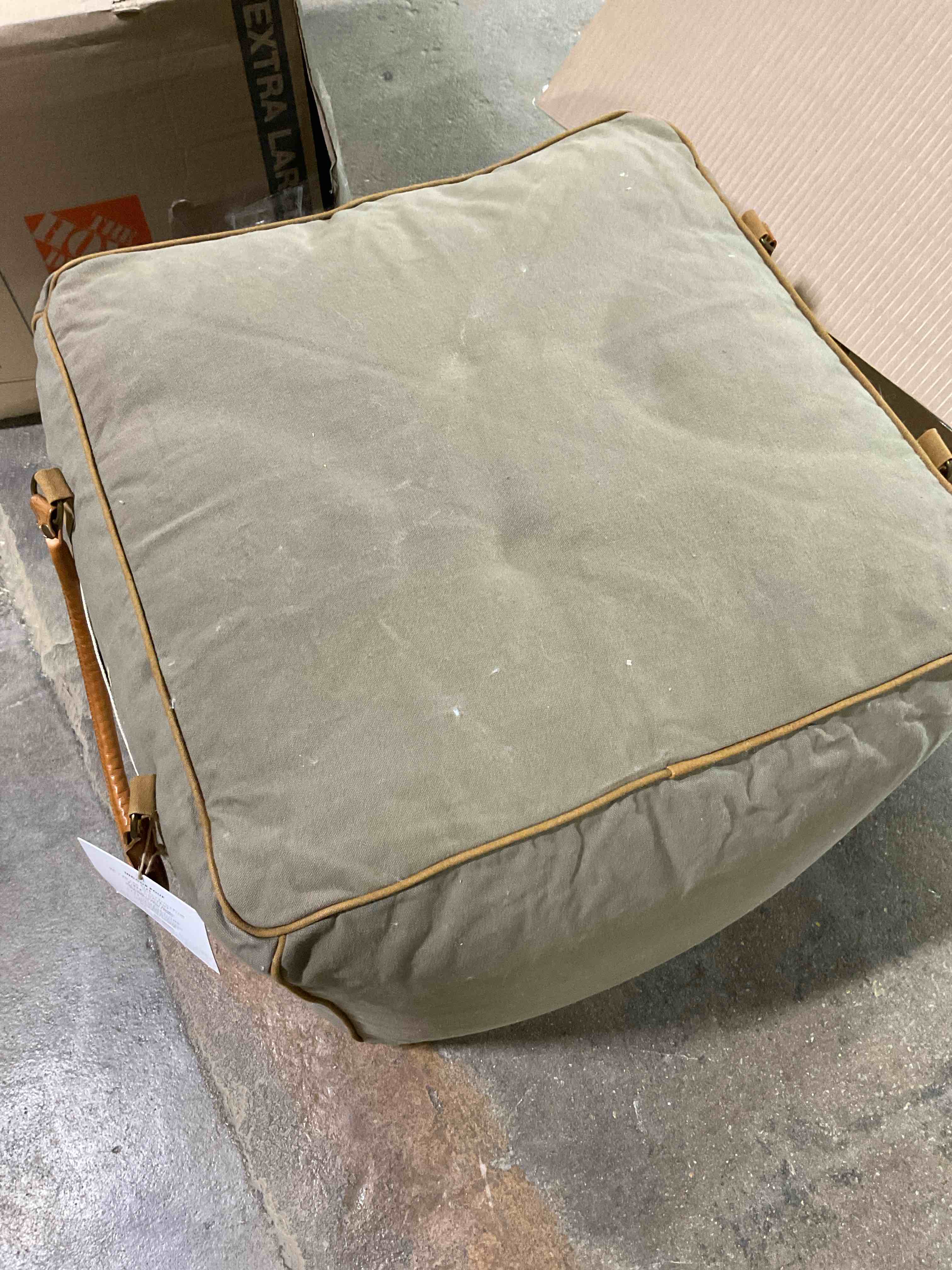 Condition photo showing Good Condition for indoor pouf