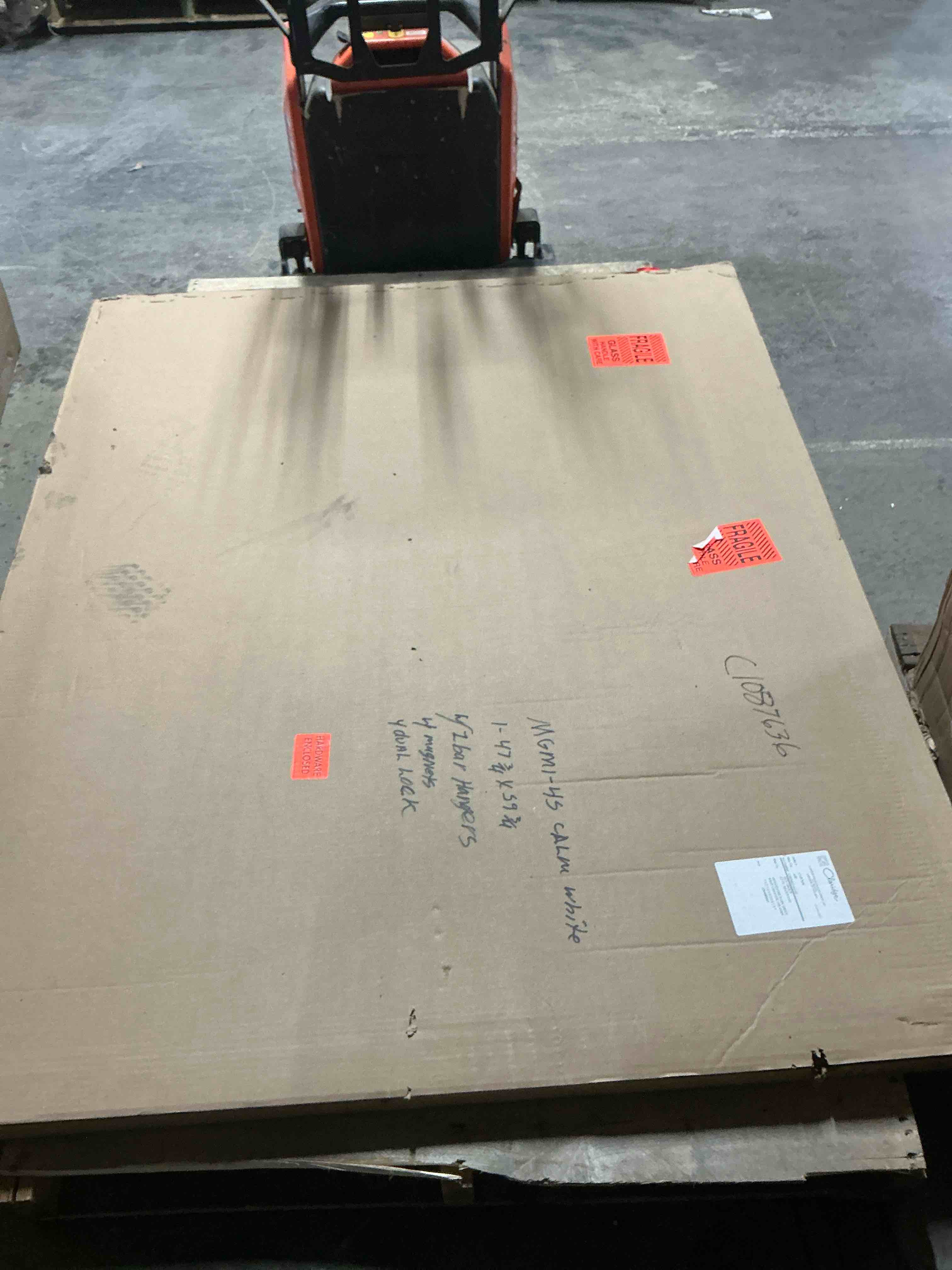 Condition photo showing Good Condition for claridge glass board 48 x 60