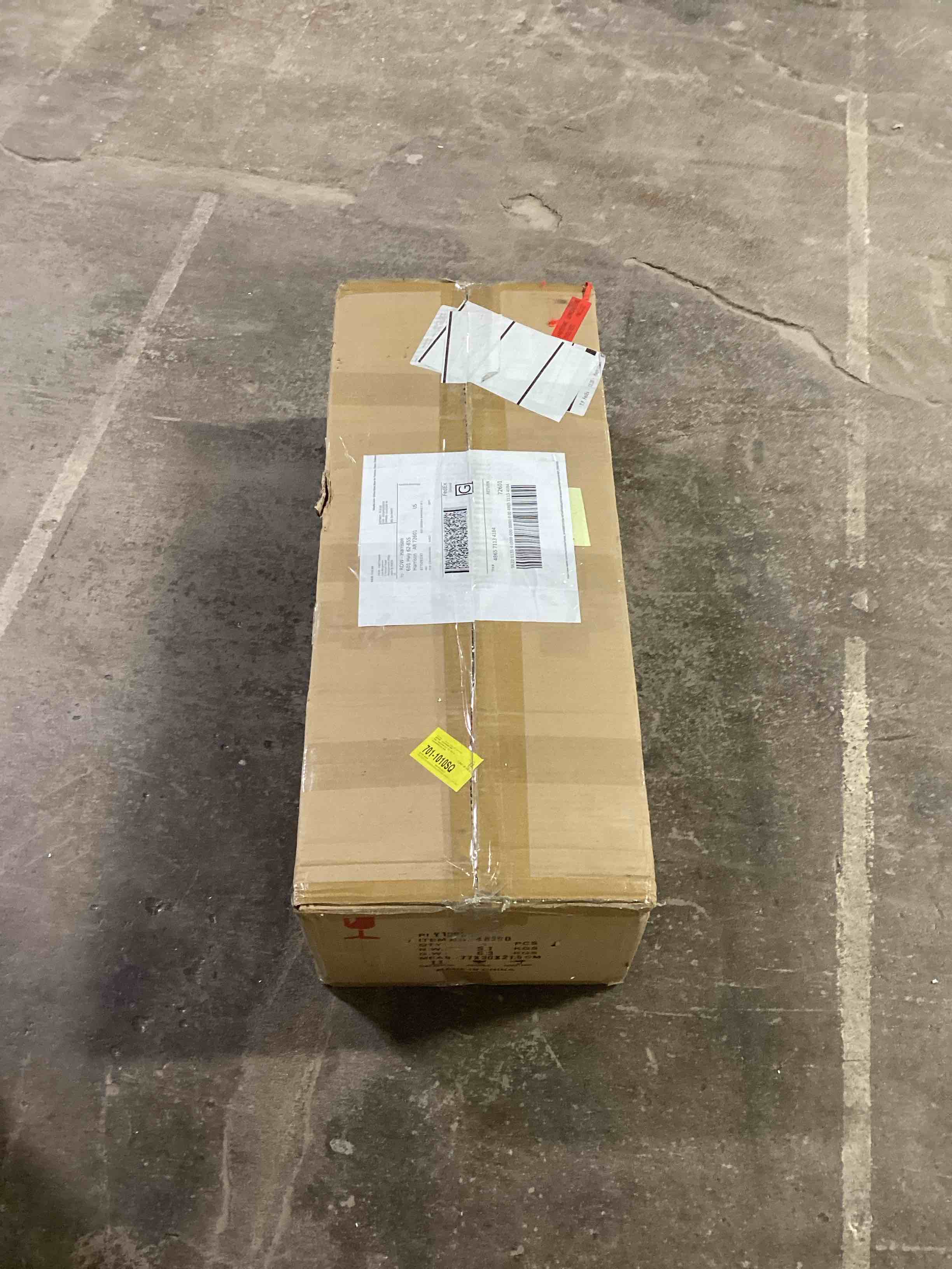 Condition photo showing Good Condition for 6-light linear chandelier