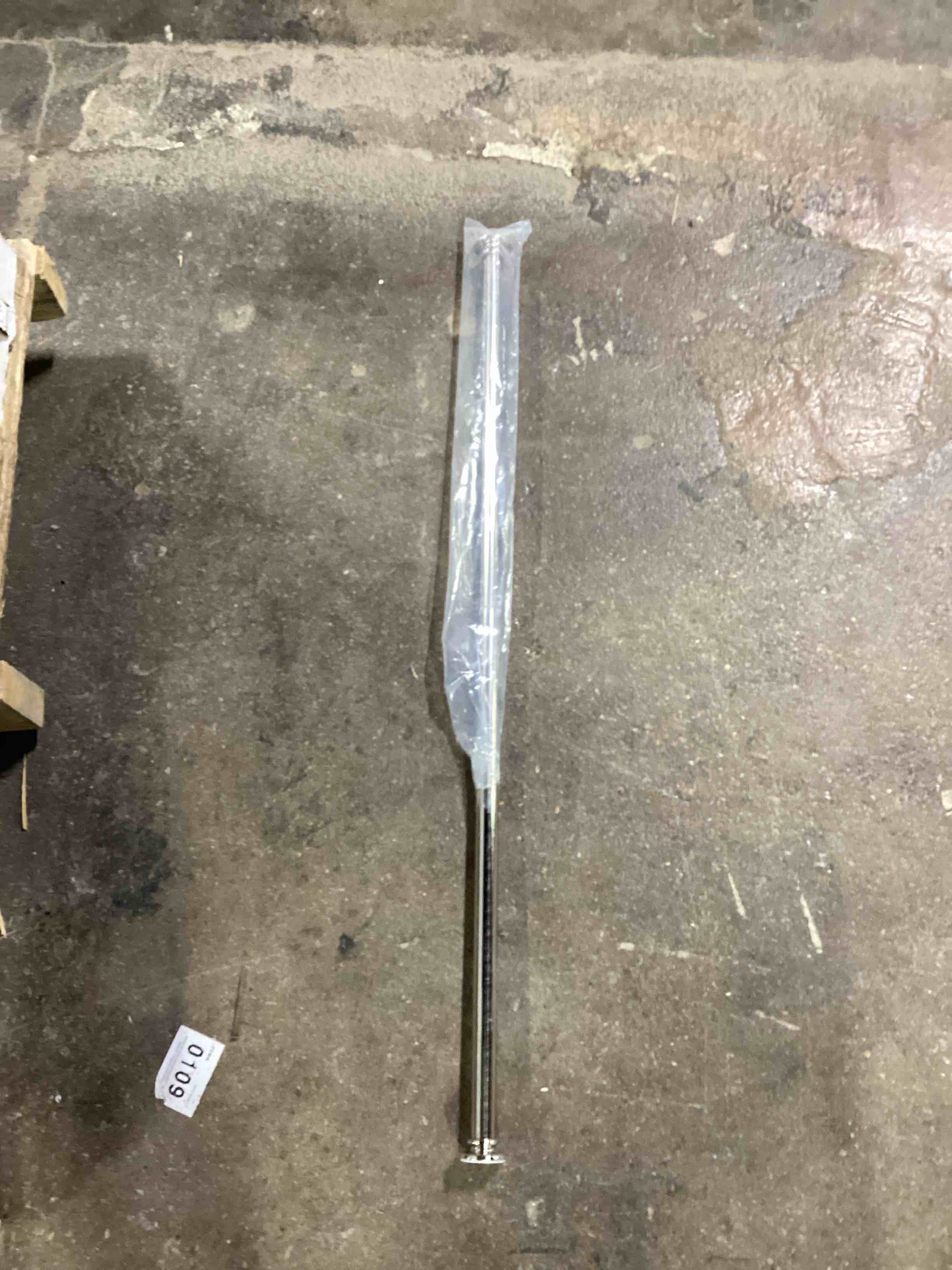 Condition photo showing Good Condition for short curtain rod