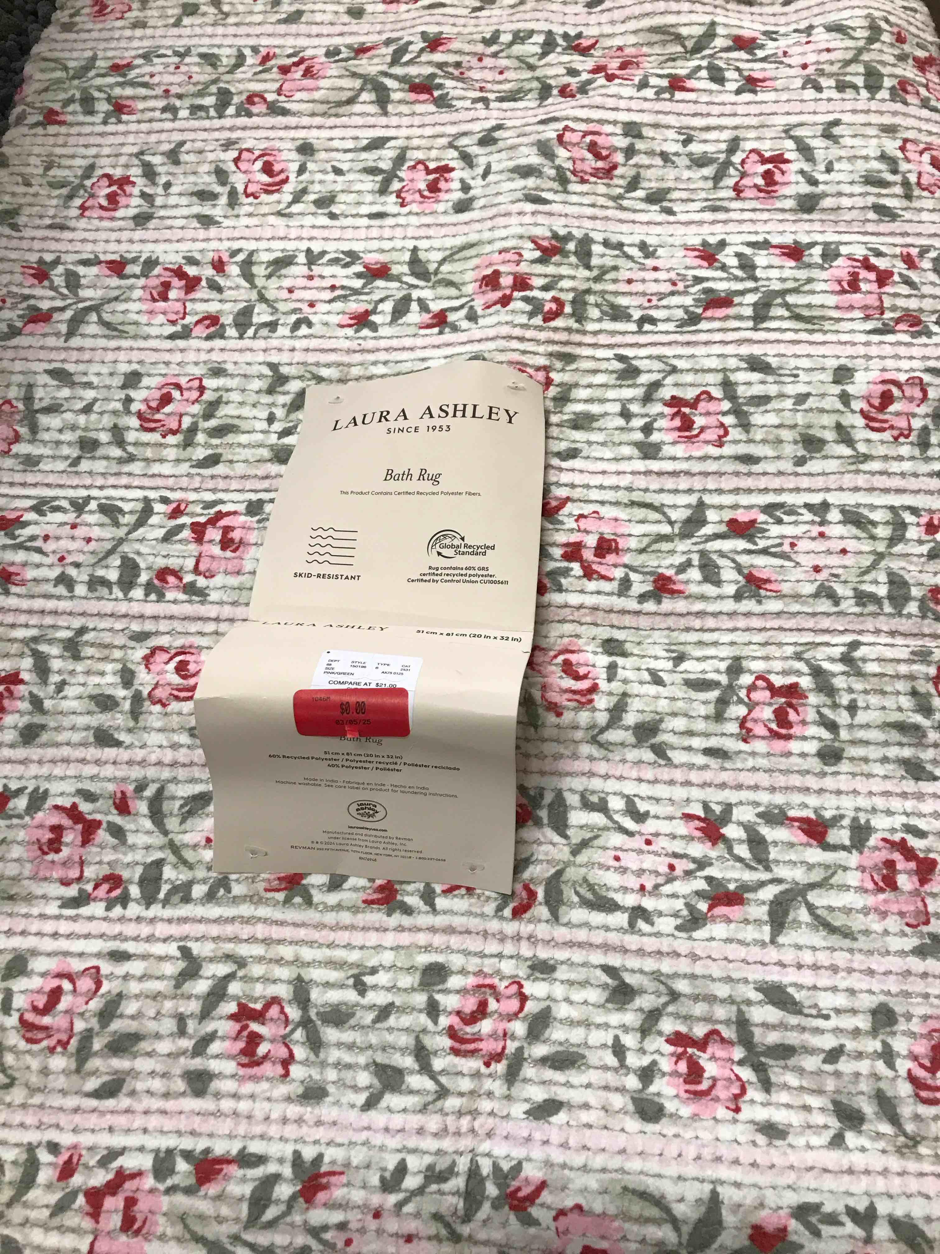 Condition photo showing New/Like New for Laura Ashley Bath Rug.    20x32”