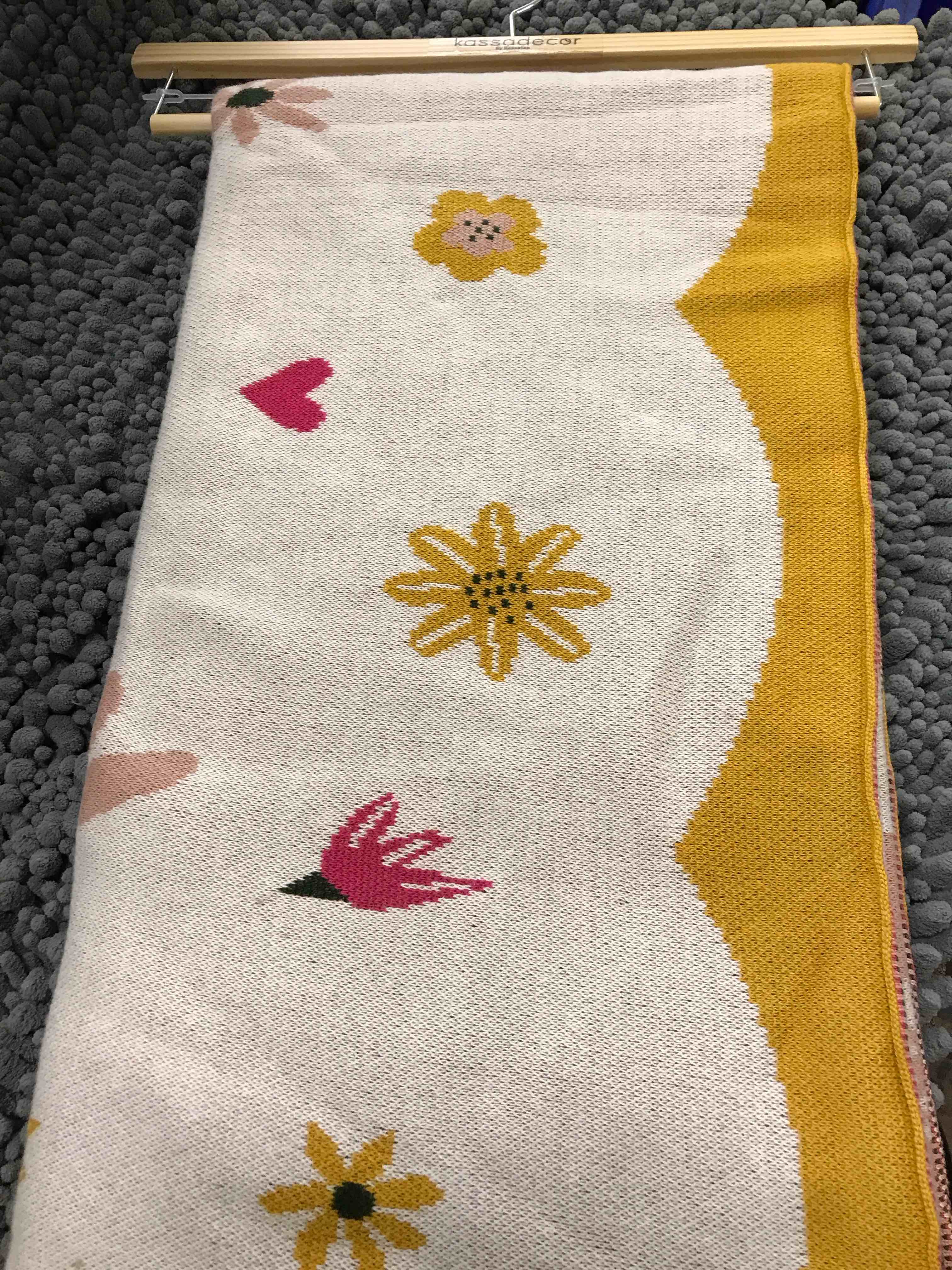 Condition photo showing Good Condition for Easter Throw