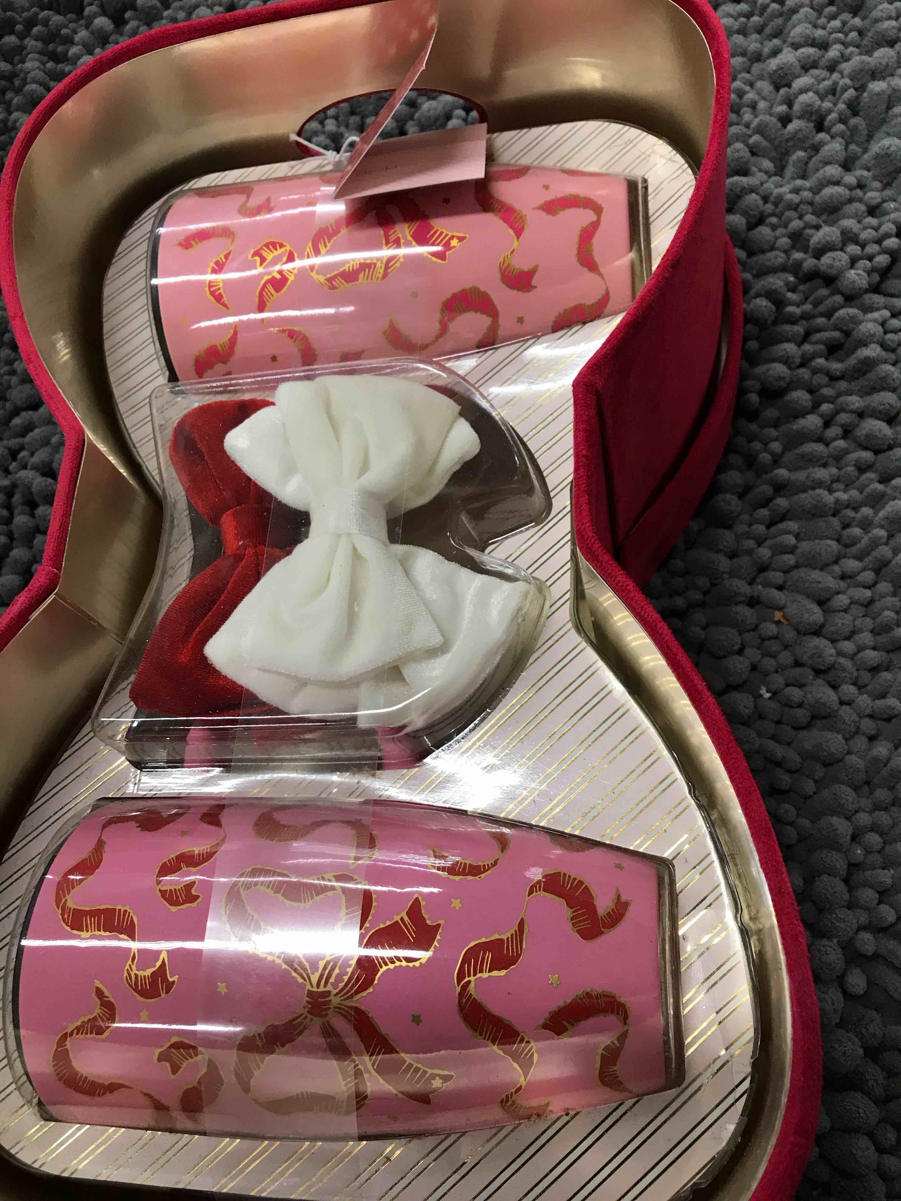 Condition photo showing As Is for Petal and Pearl Gift Set