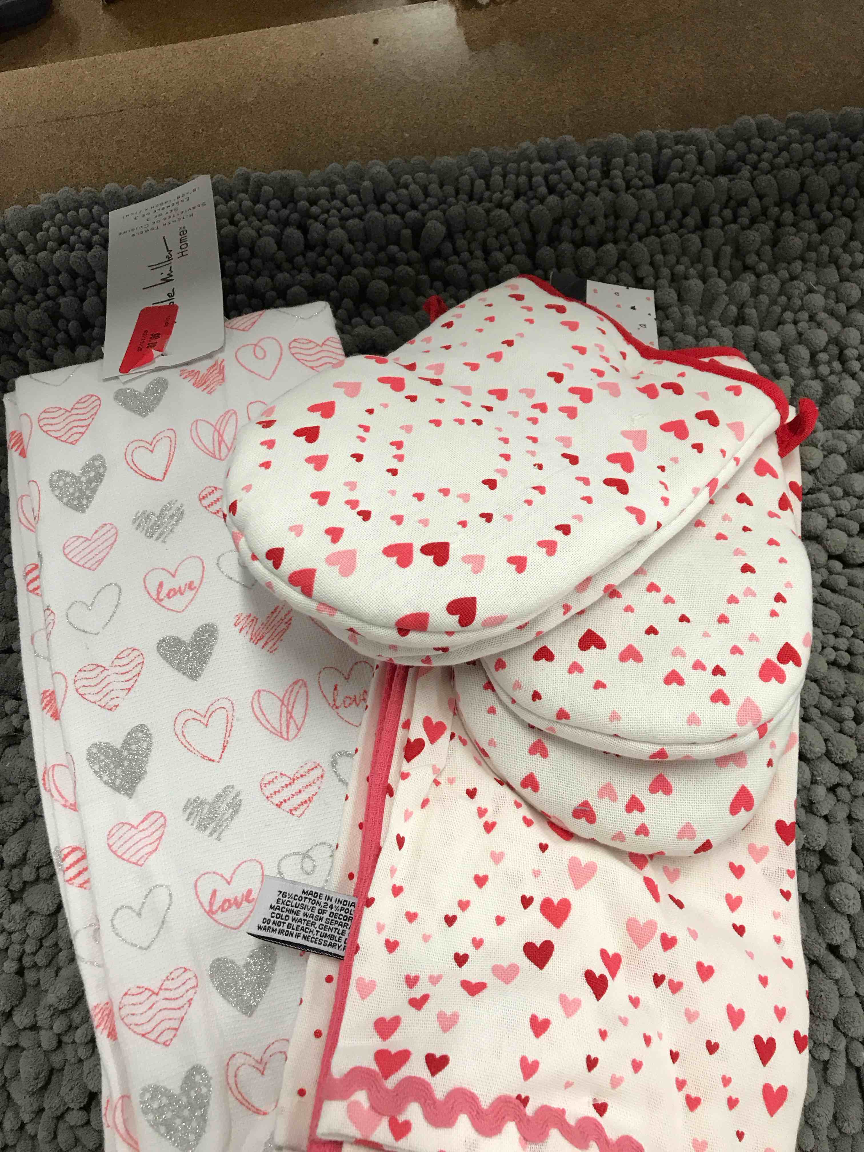 Condition photo showing Good Condition for 2 Sets of Nicole Miller Kitchen