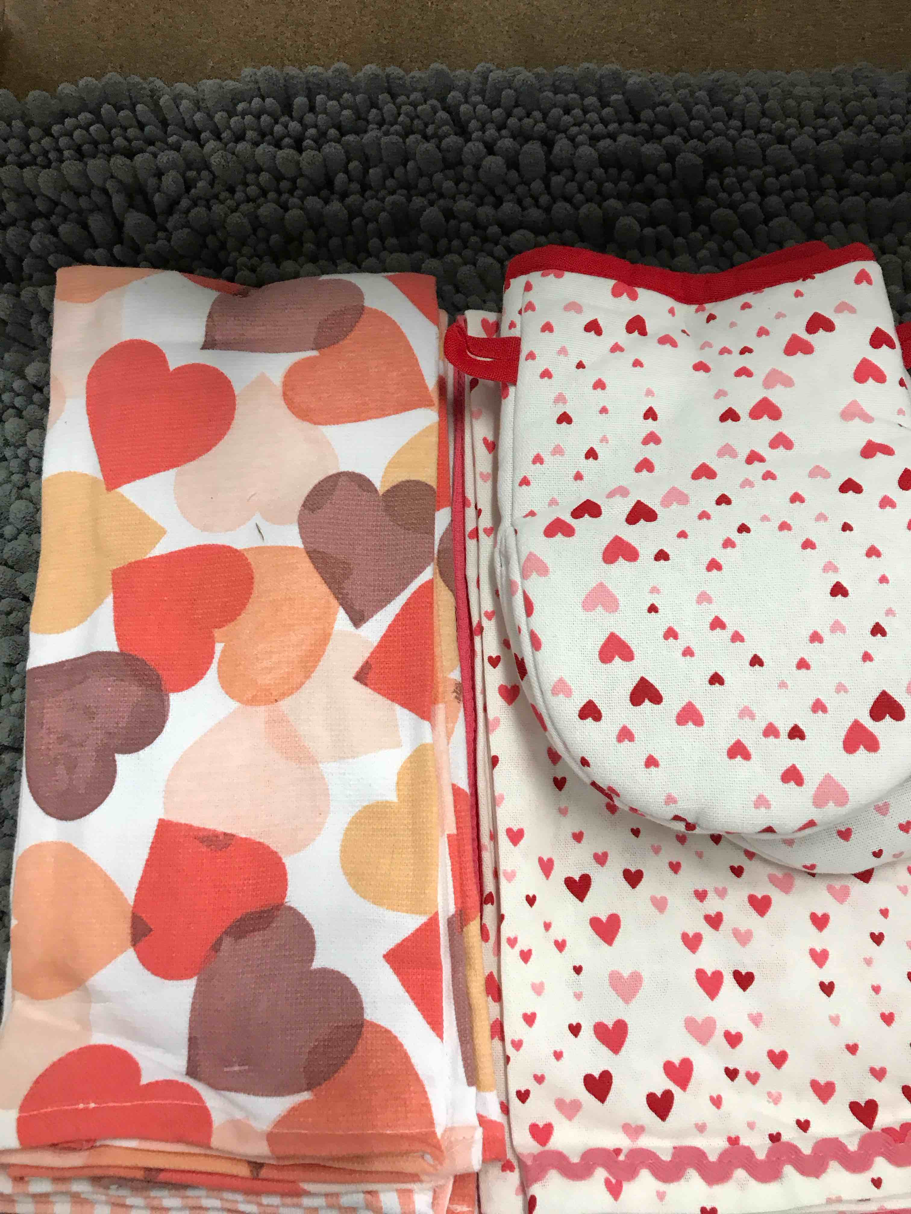 Condition photo showing As Is for 2 Sets Nicole Miller Towels and one set of Oven Mits