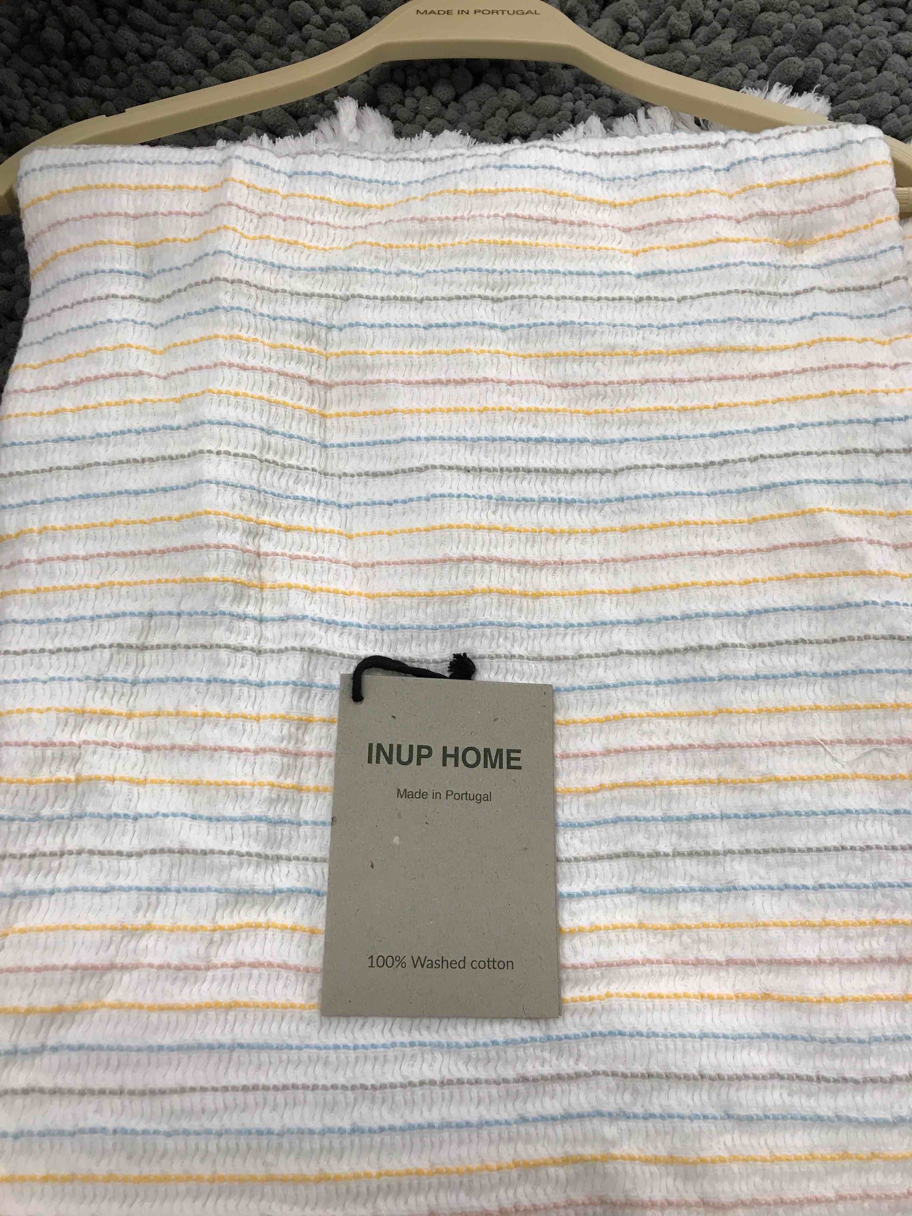 Condition photo showing Good Condition for Decorative Throw