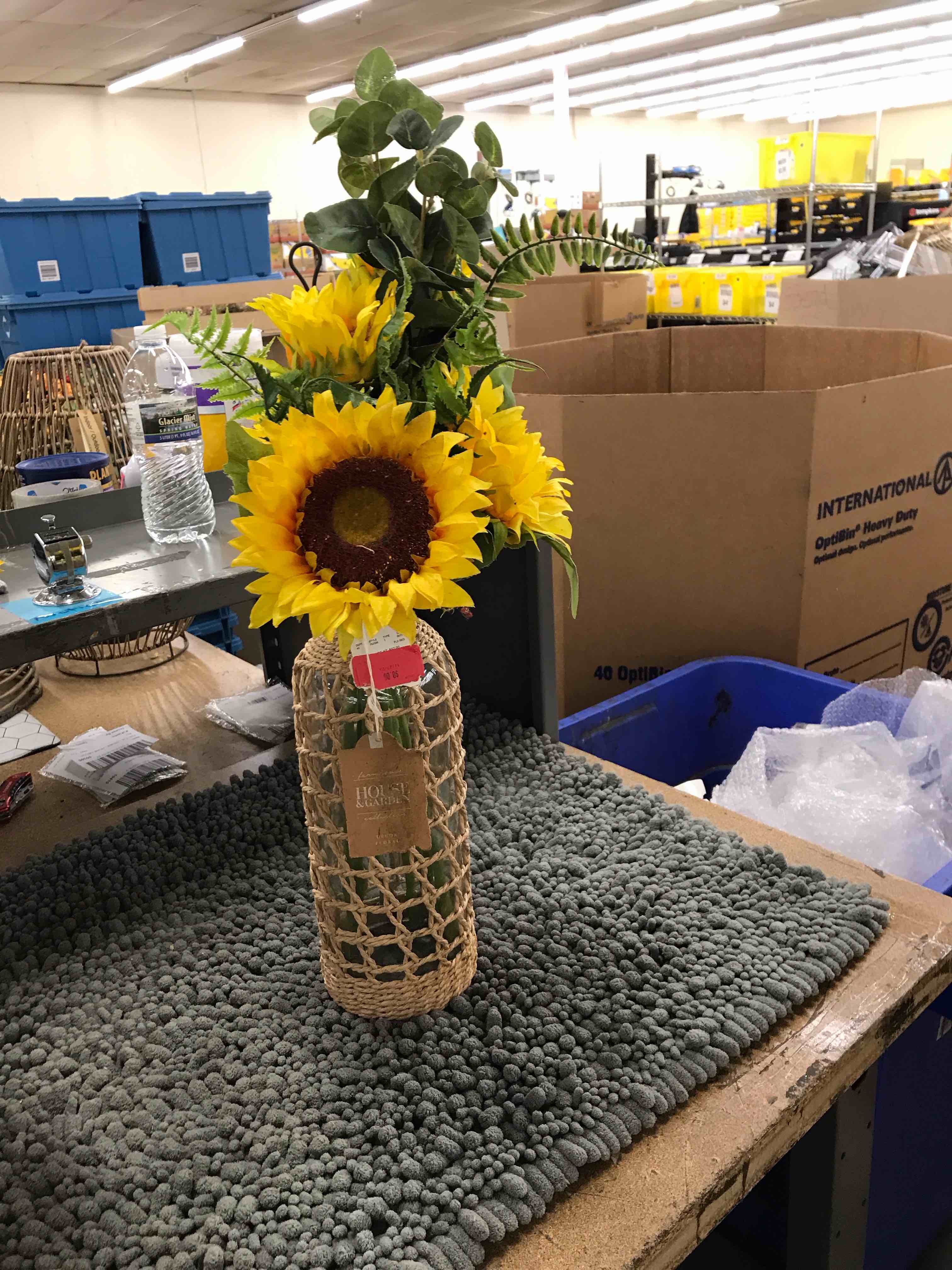 Condition photo showing Good Condition for vase with flowers
