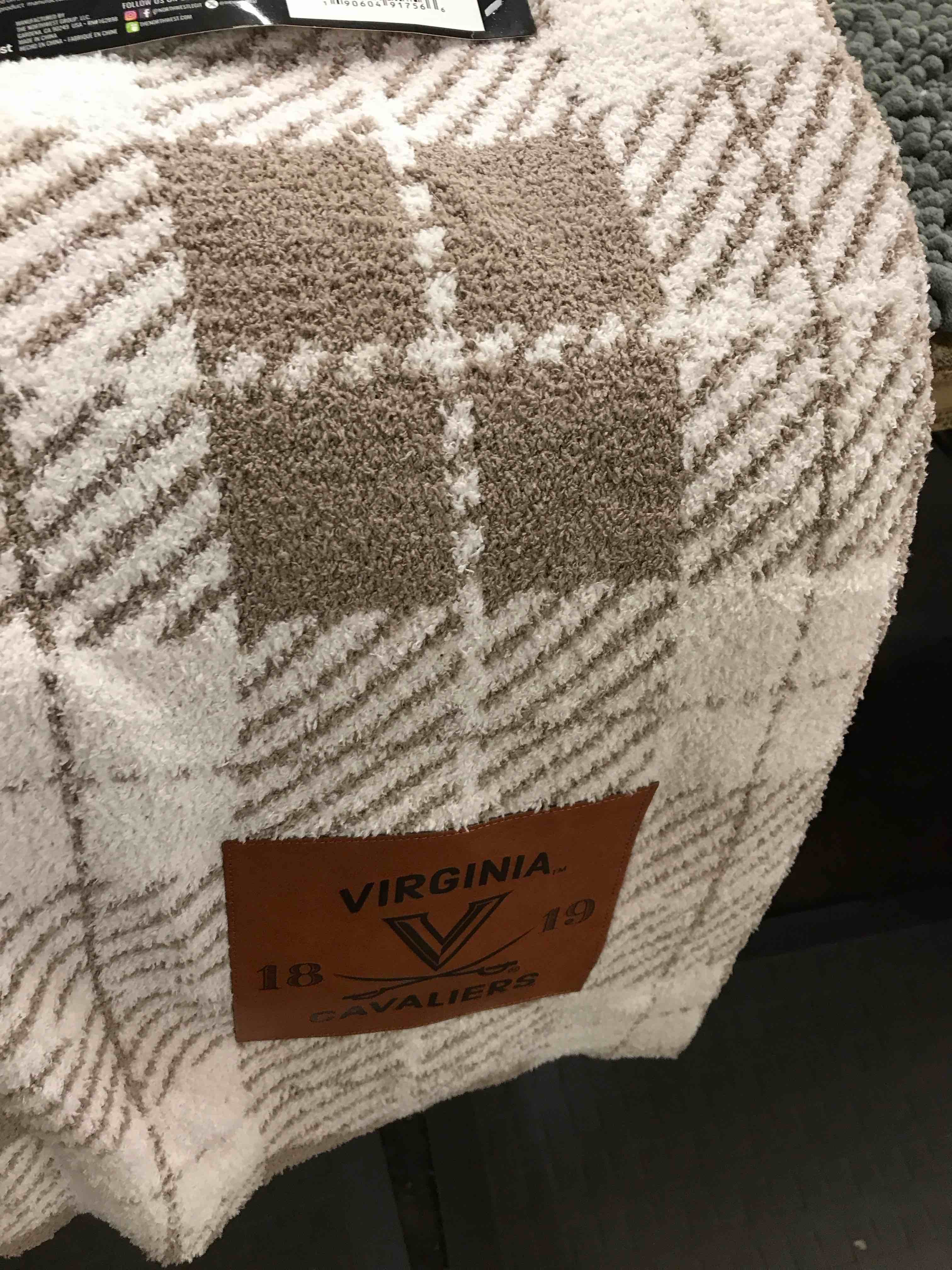 Condition photo showing Good Condition for Virginia cavaliers throw