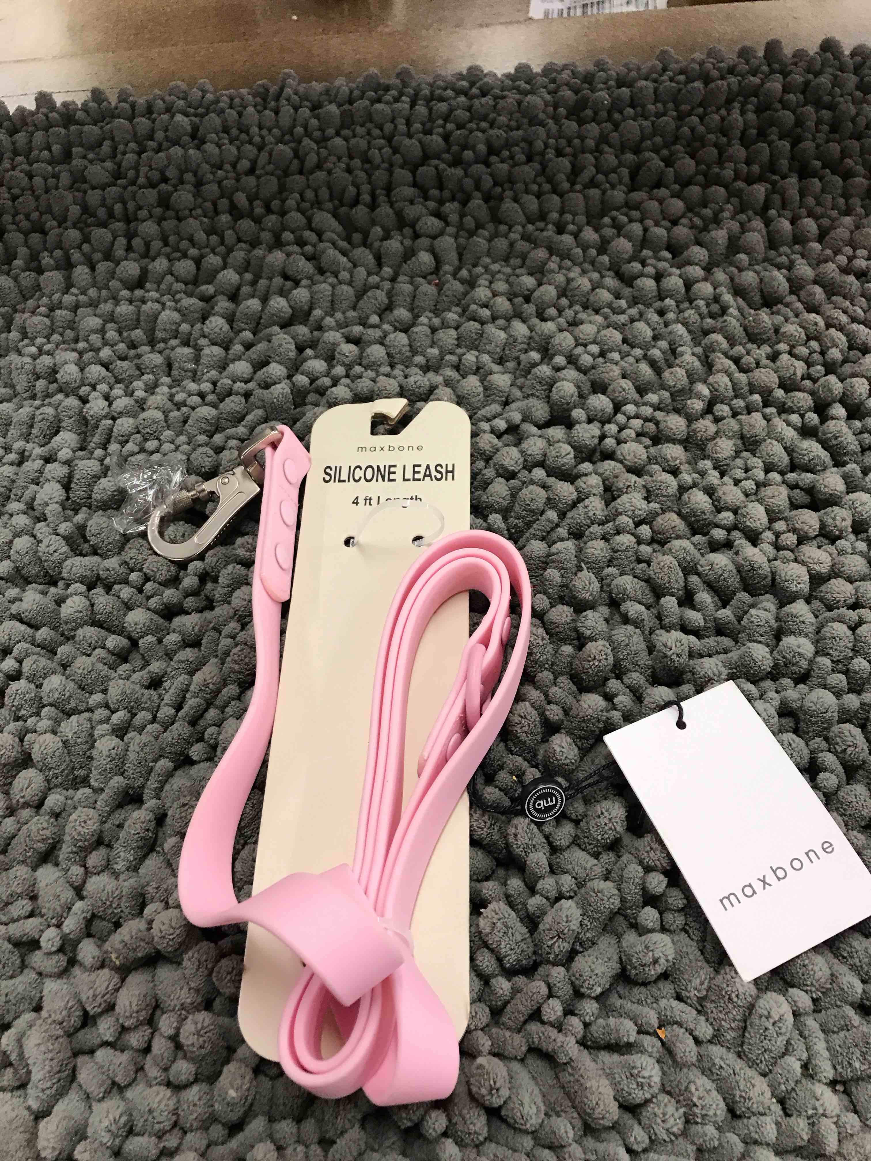Condition photo showing Good Condition for 4 ft pink silicone leash