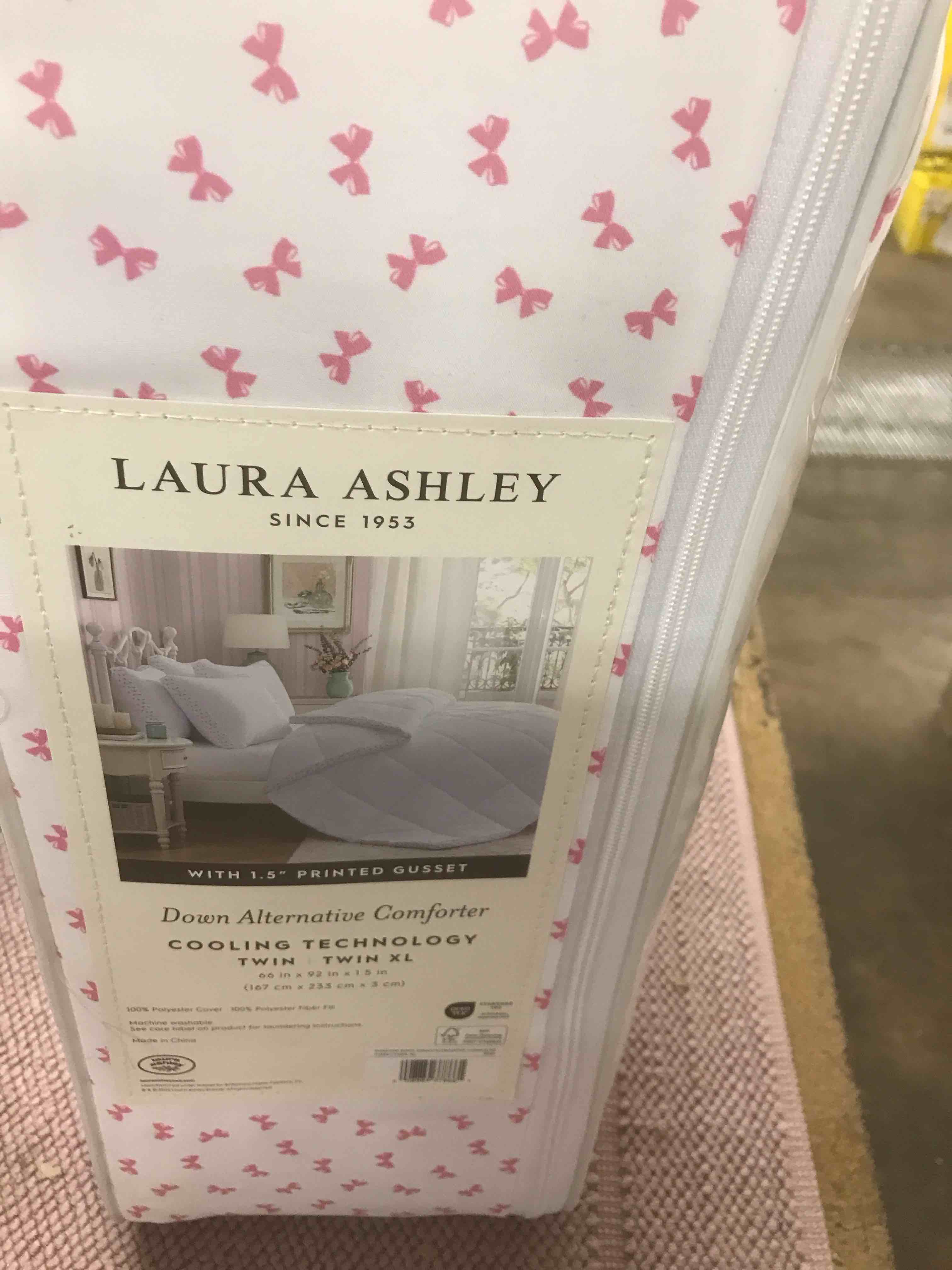 Condition photo showing New/Like New for Laura Ashley Twin Size Comforter