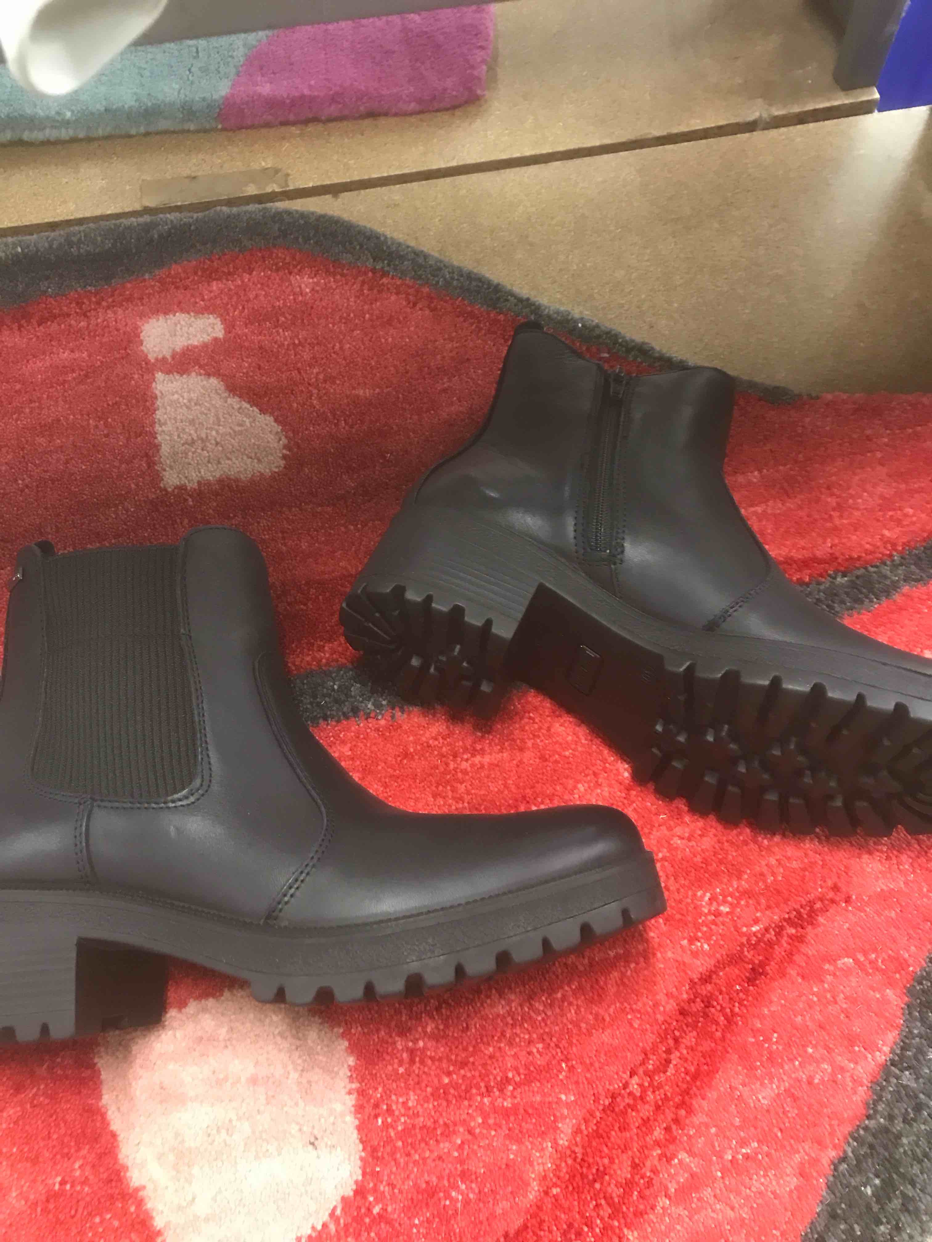 Condition photo showing New/Like New for Una Storia Italians Women’s Boots Size 9