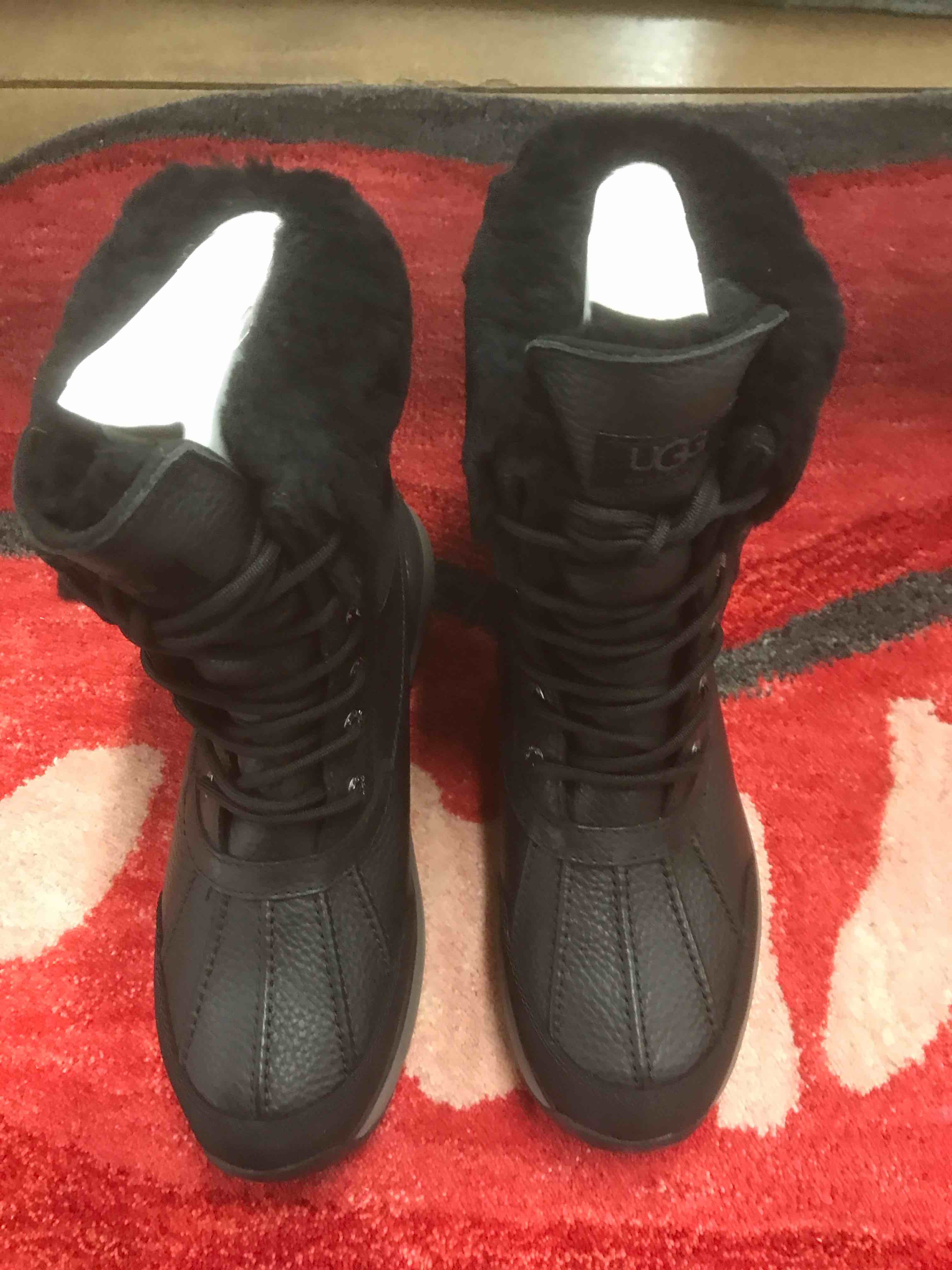 Condition photo showing New/Like New for UGG Women's Adirondack III Boot.     Size 10