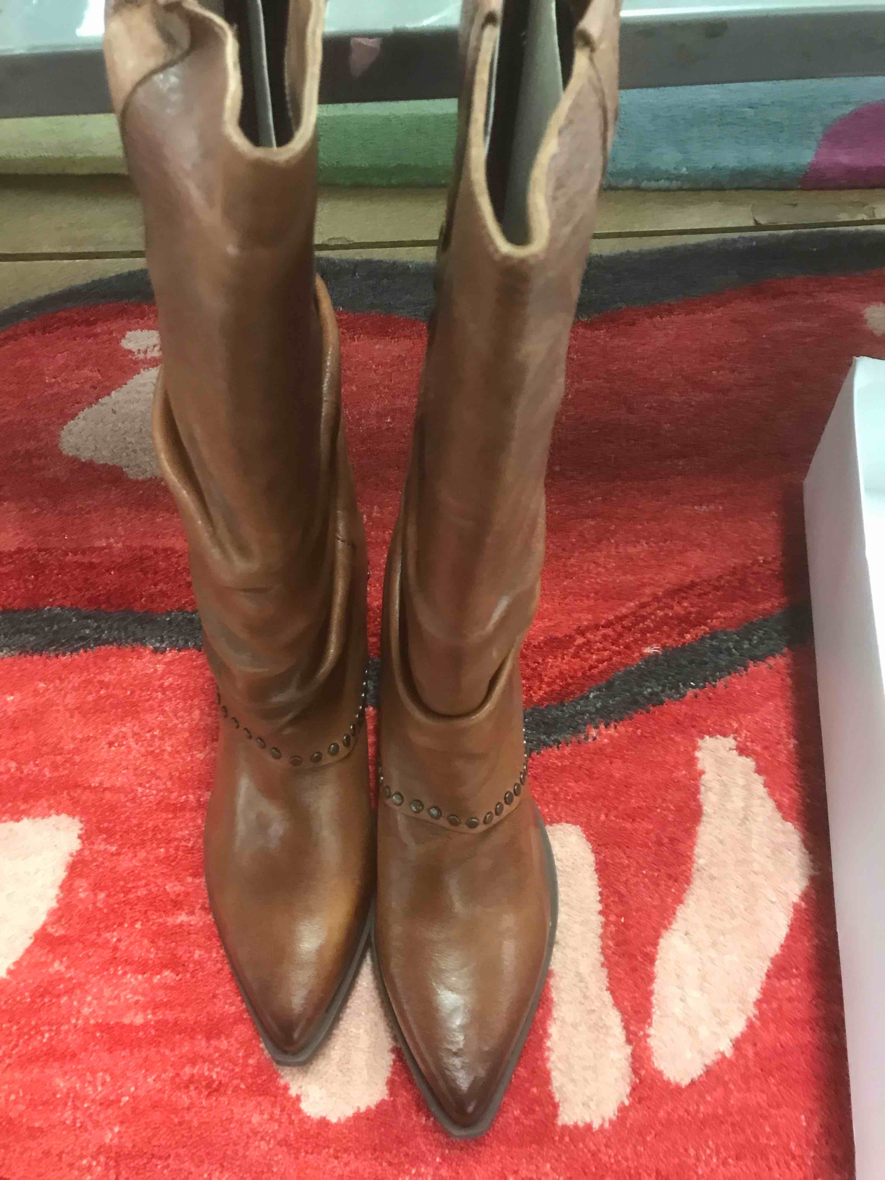 N . 6 Women’s Boots. Size 9