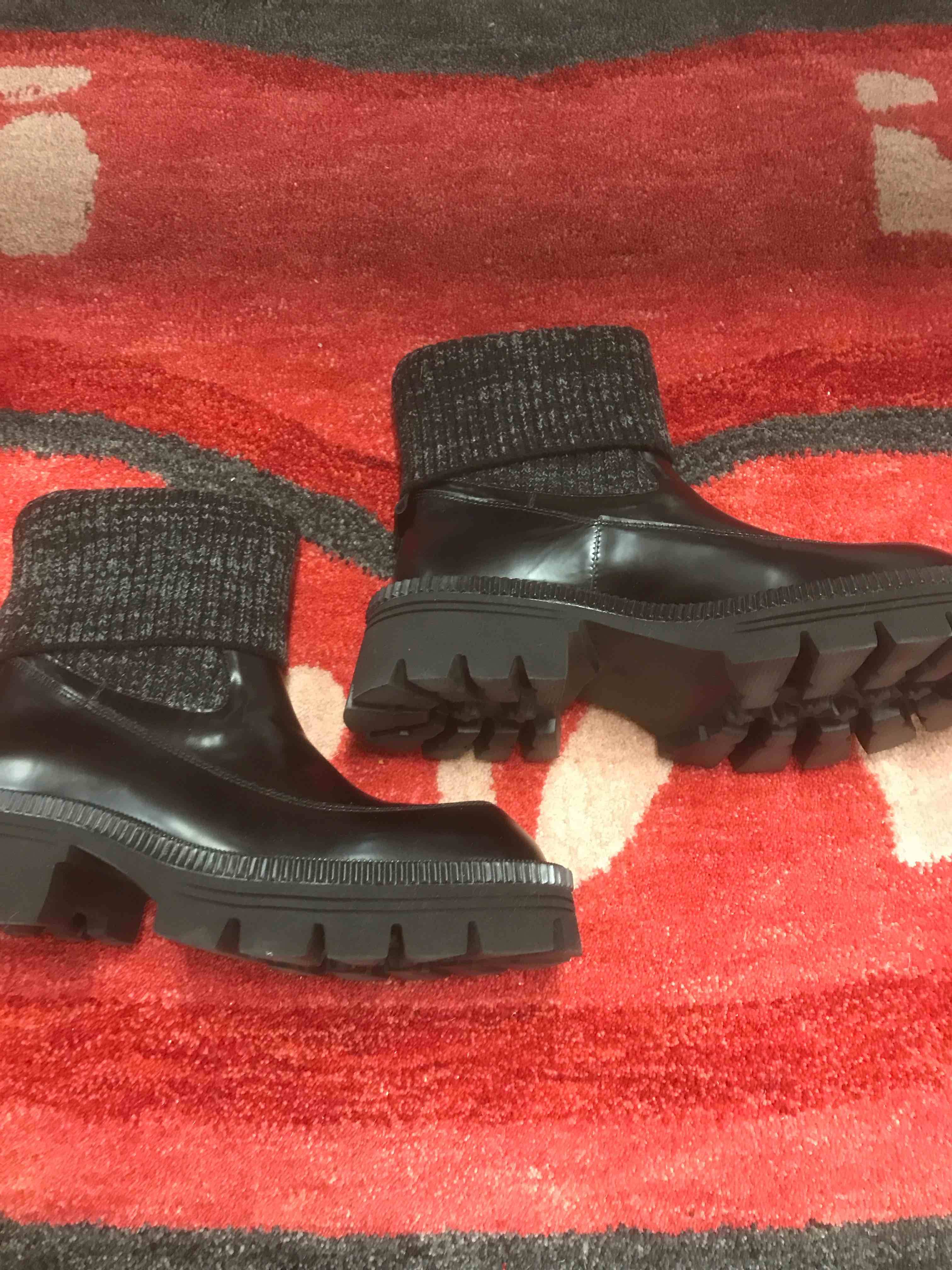 Condition photo showing New/Like New for nila&nila Women’s Boots.      9.5