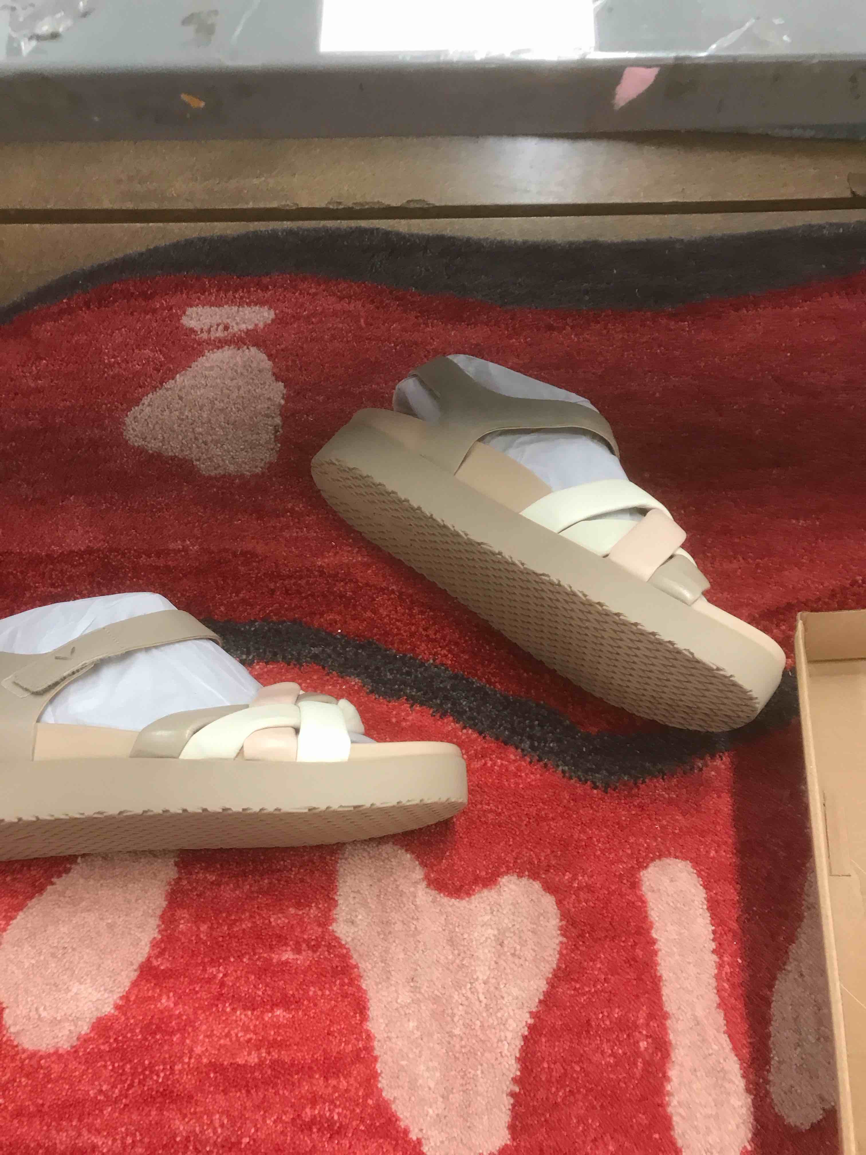 Condition photo showing New/Like New for Vionic Women’s Sandals.      Size 9