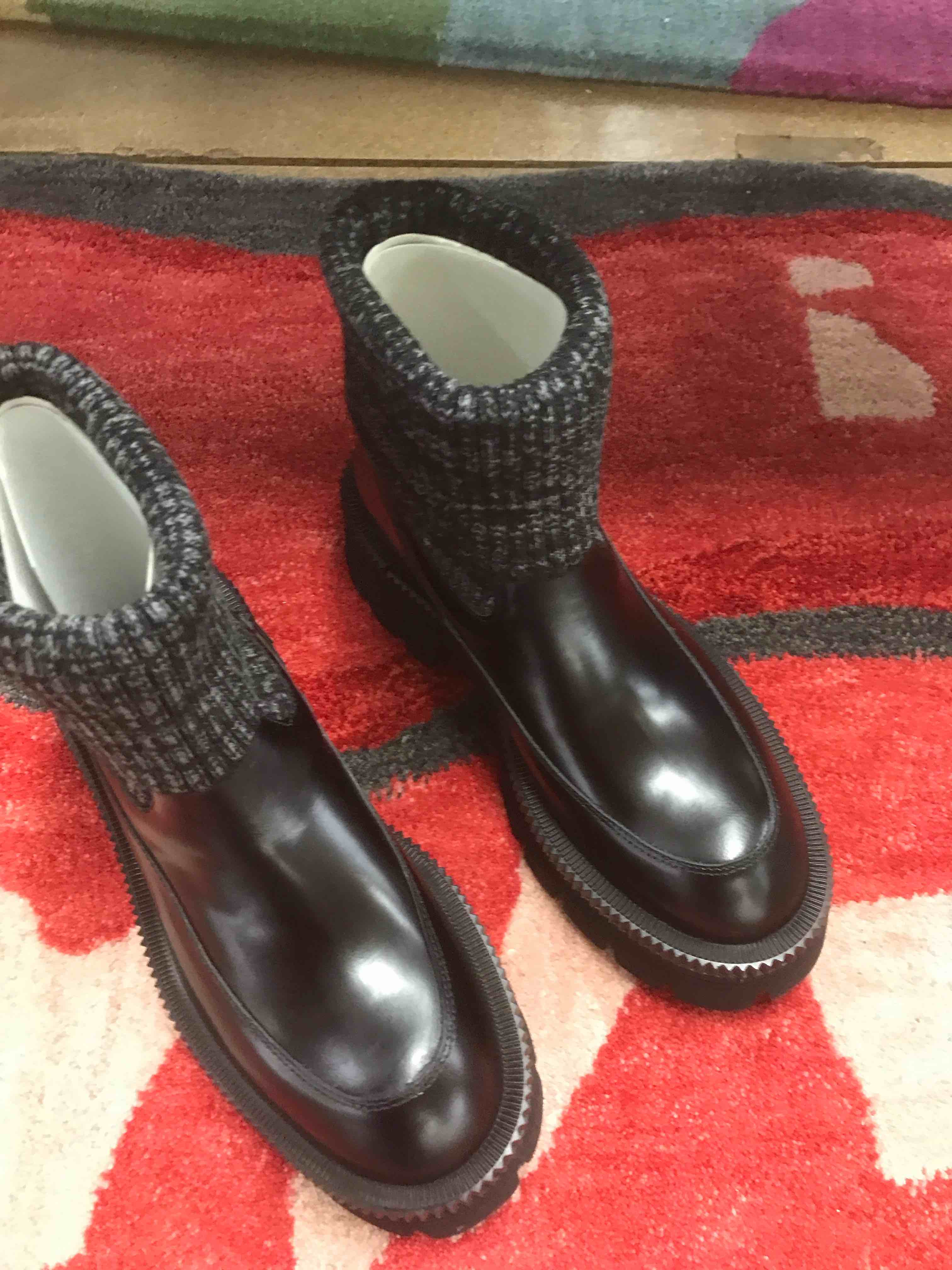 nila & nila women’s boots.     size 9