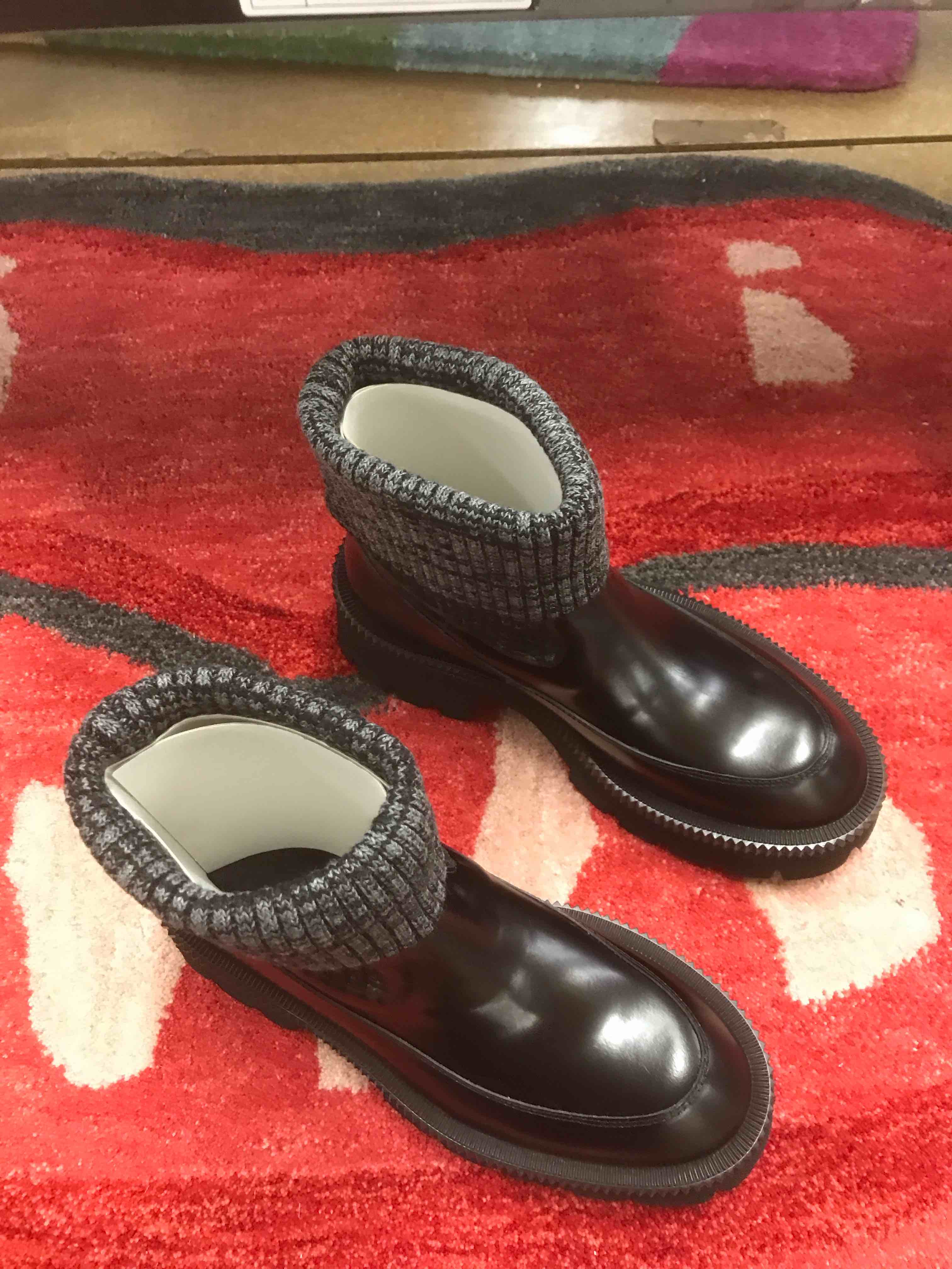 Nila & Nila Women’s Boots.      Size 9