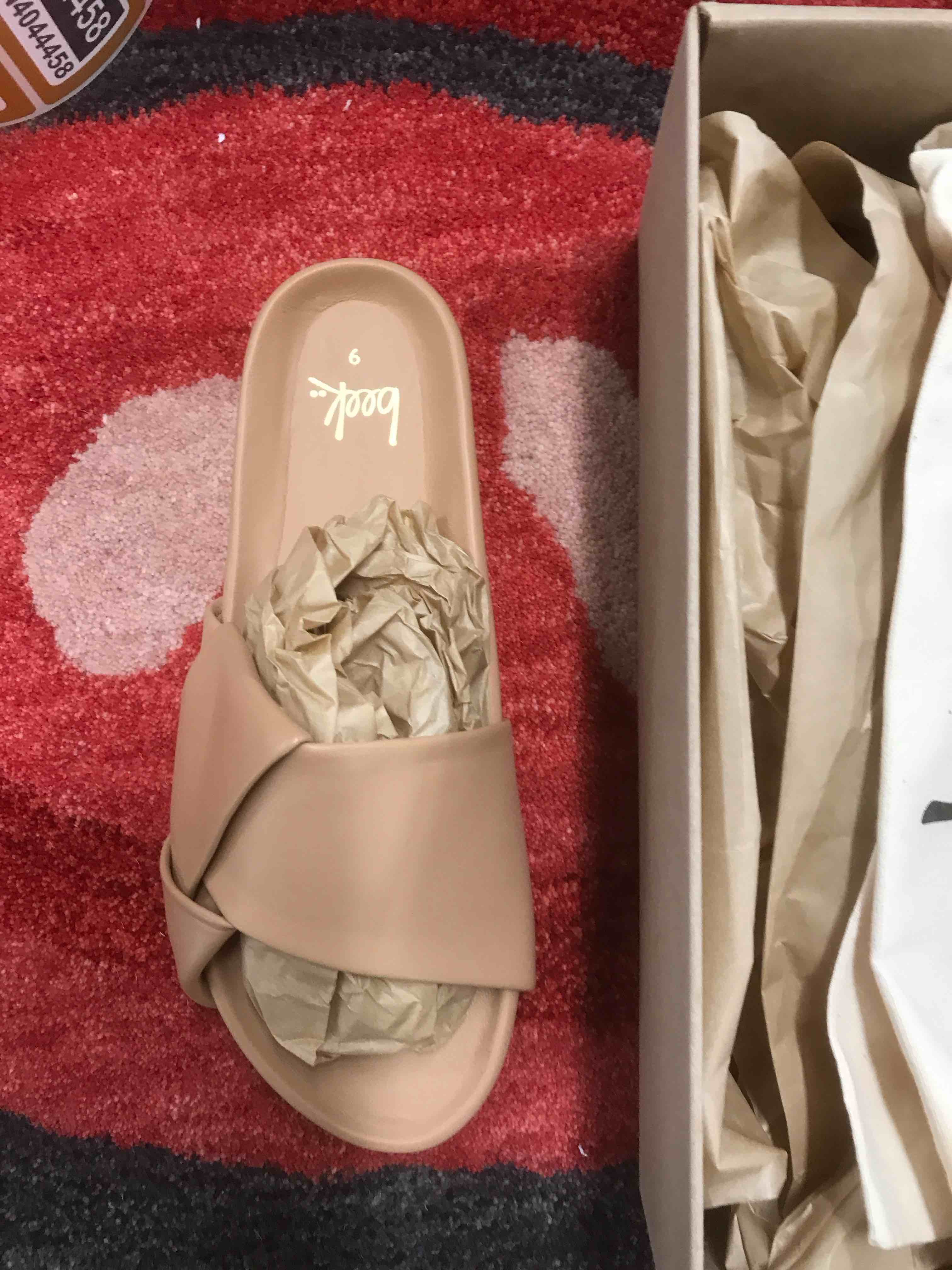 been Women’s Sandals.    Size 9