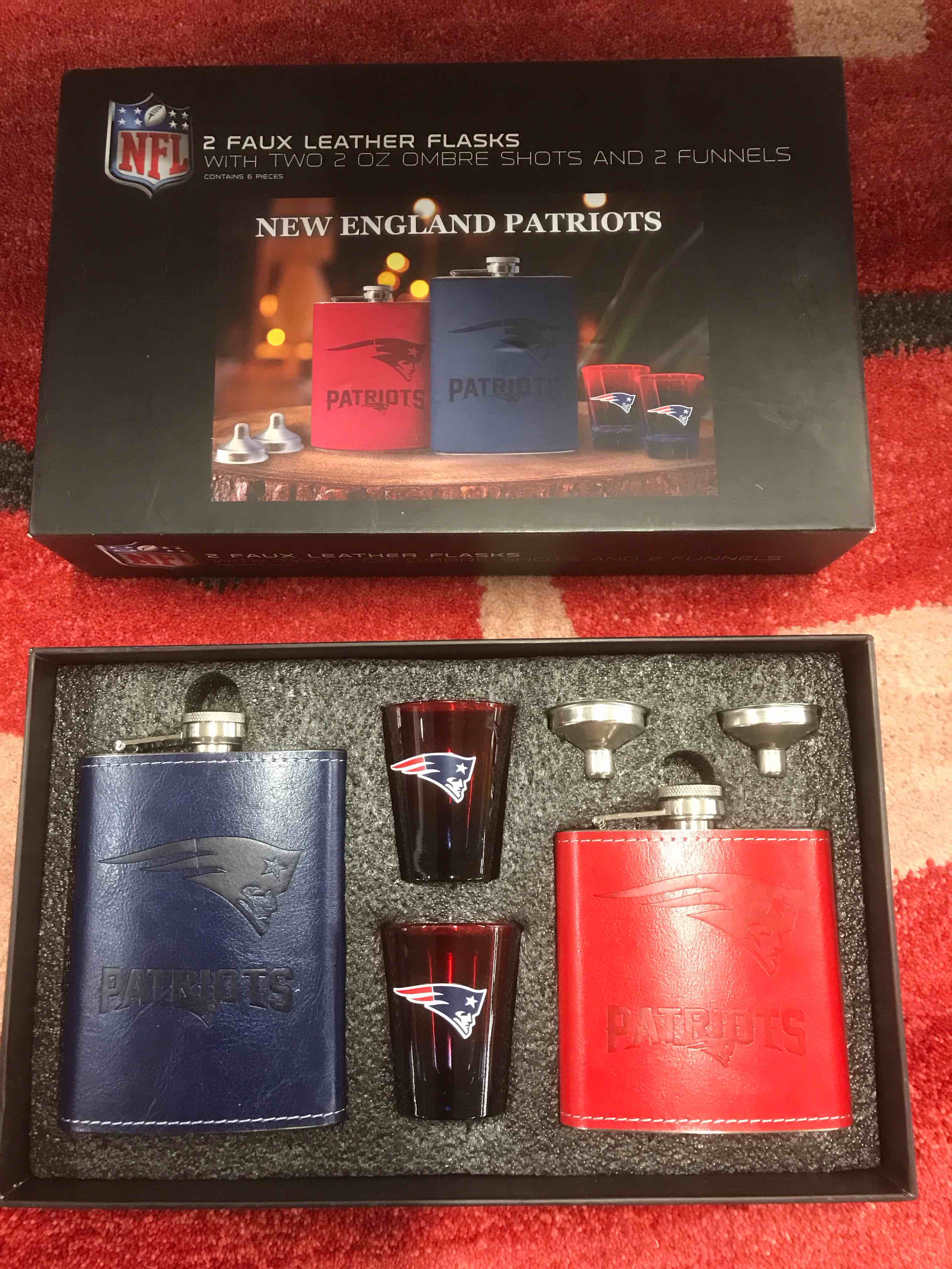 Condition photo showing New/Like New for NFL New England Patriots Flasks and shot glass set
