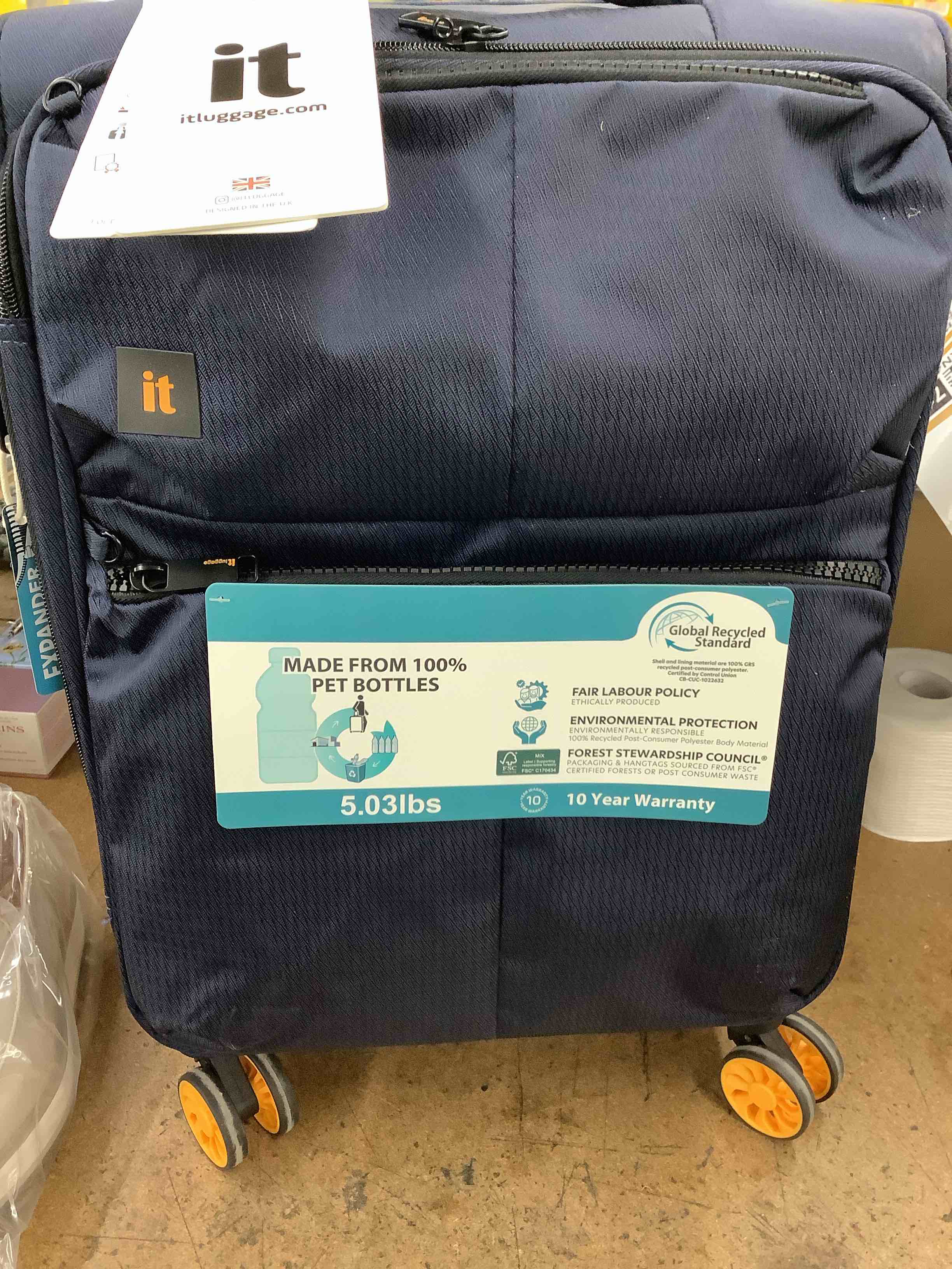It luggage blue made from 100% pet bottles 