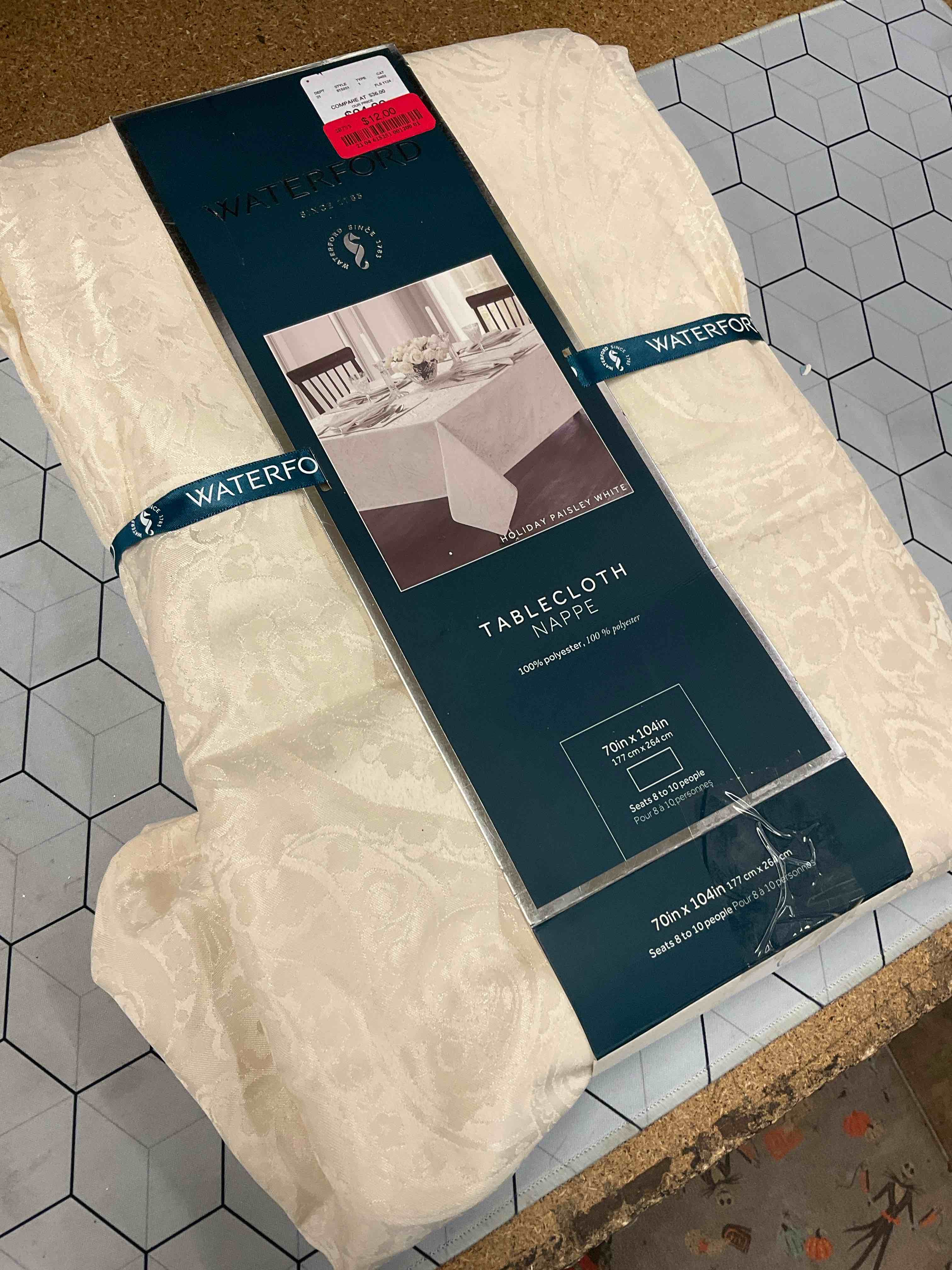 Condition photo showing Good Condition for tablecloth 