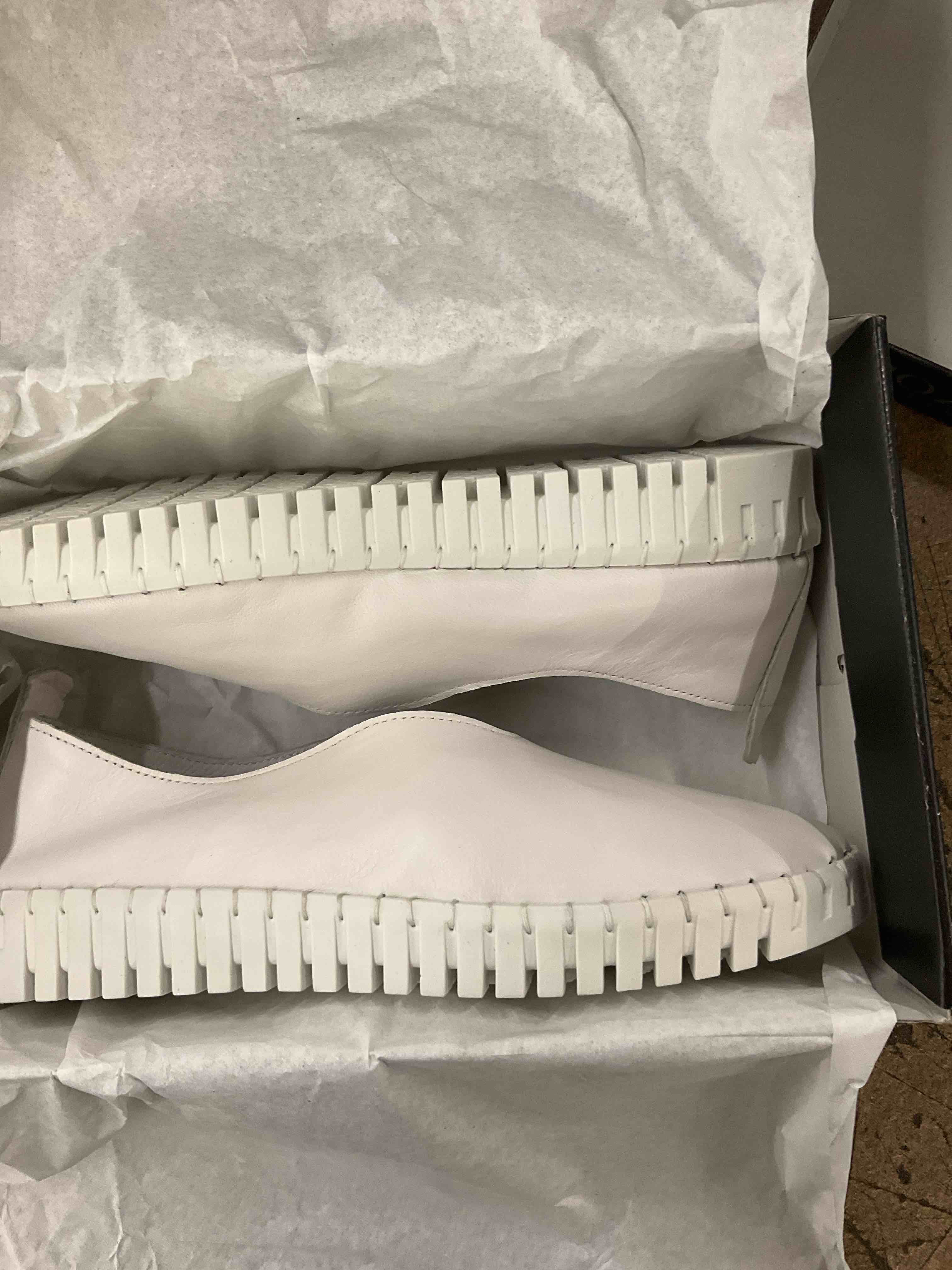 Condition photo showing Good Condition for shoes