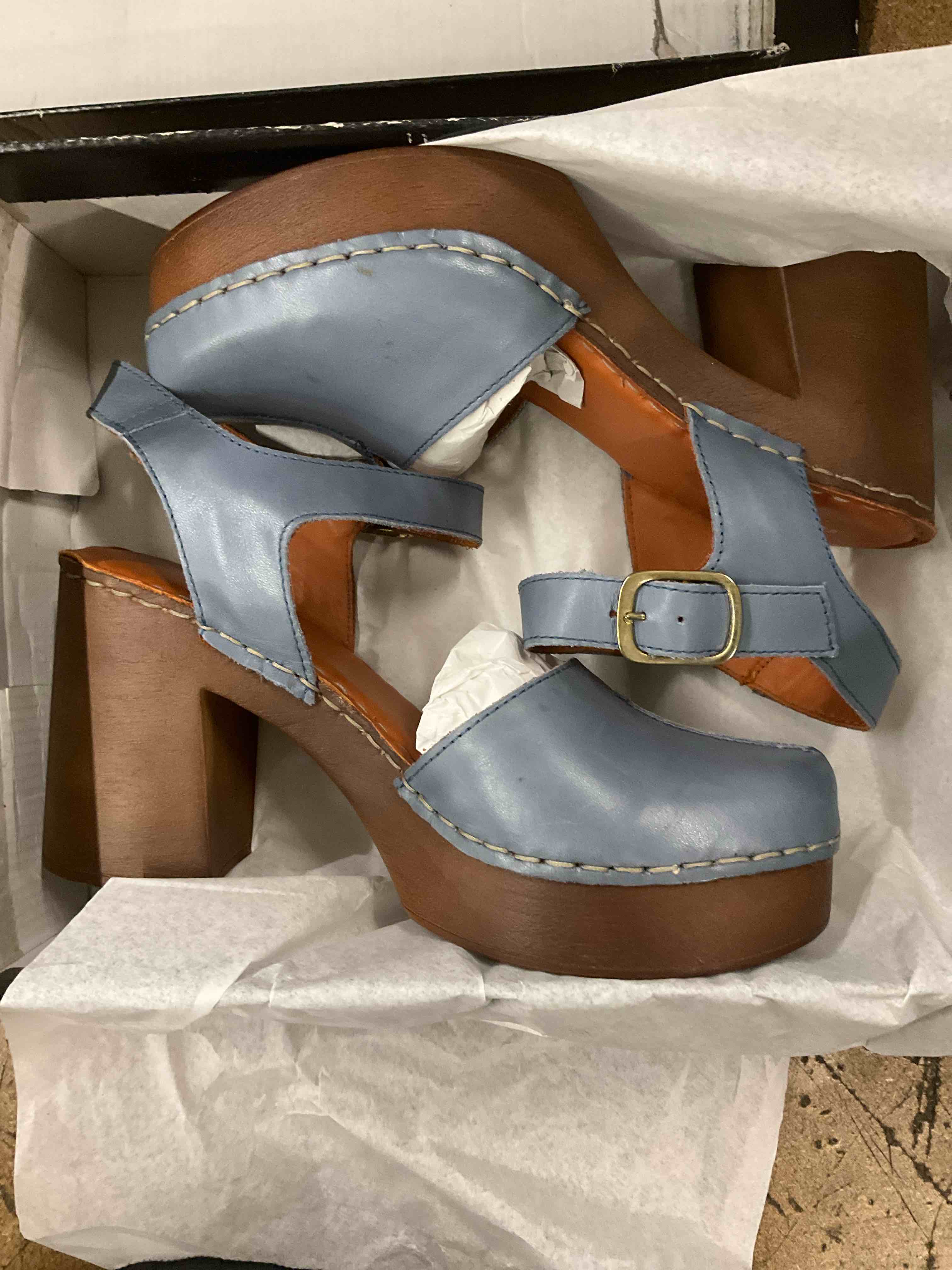 Condition photo showing Good Condition for high heels