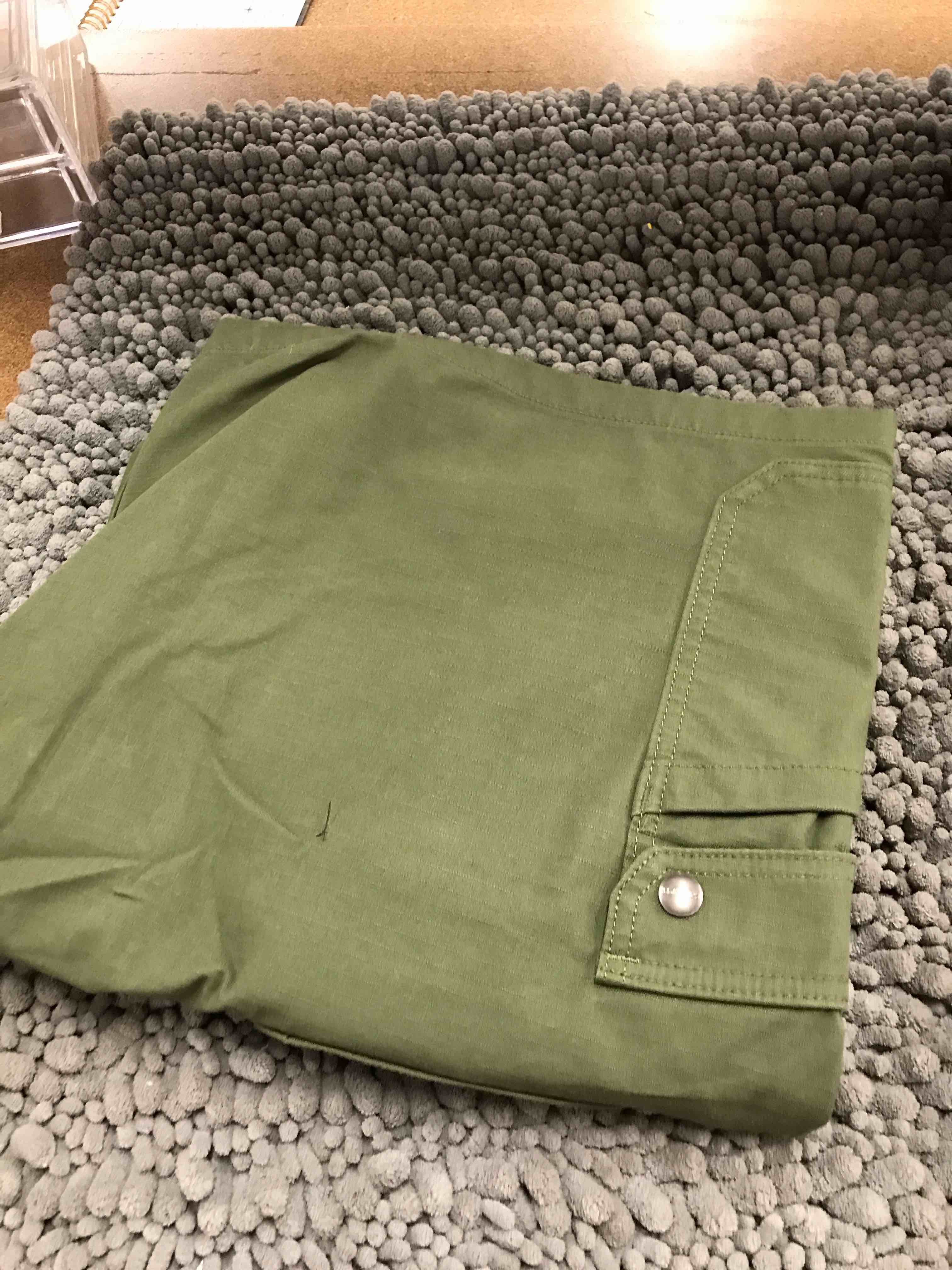 Condition photo showing New/Like New for carhartt relaxed fit cargo shorts