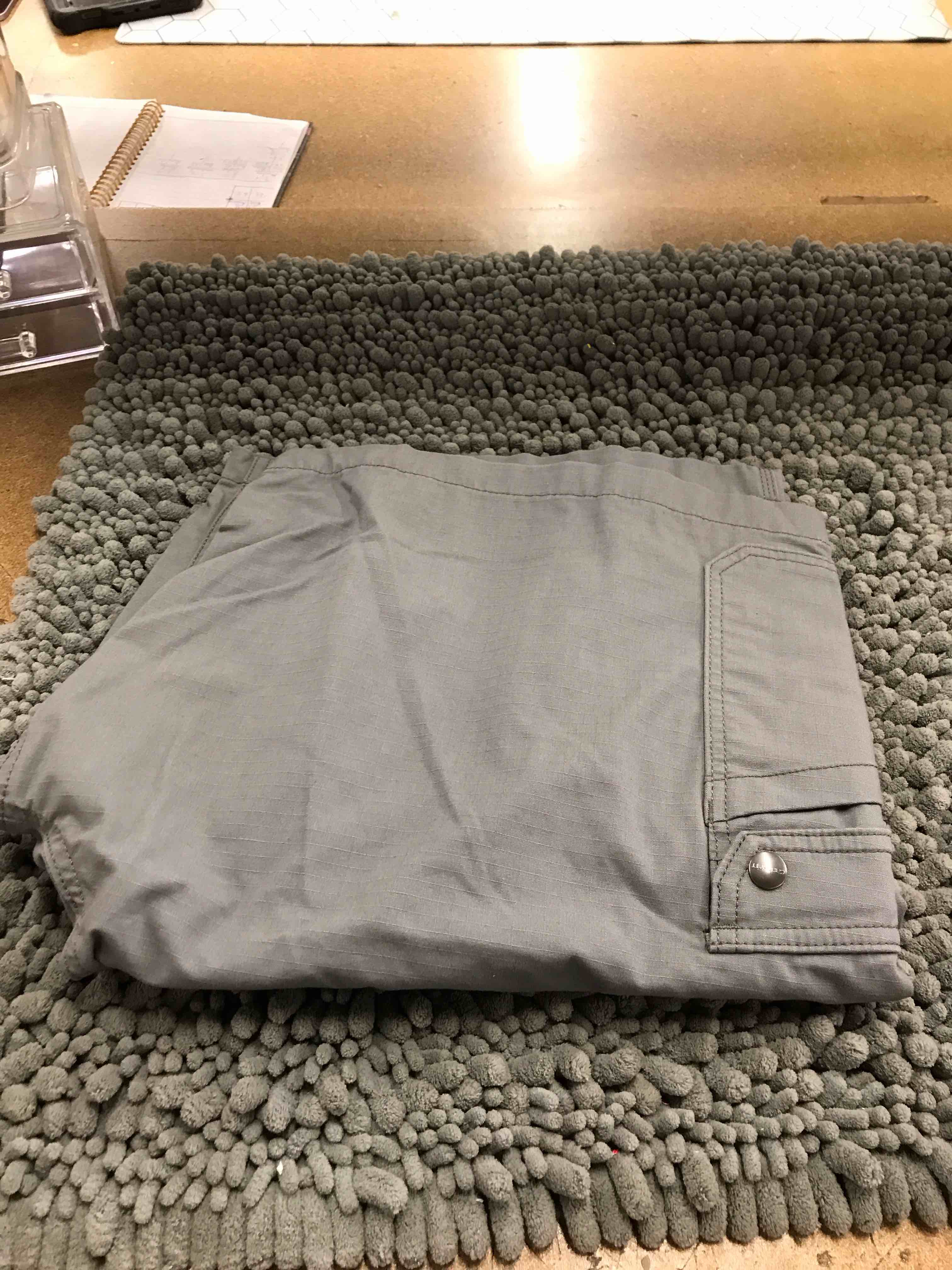 Condition photo showing New/Like New for carhartt relaxed fit cargo shorts