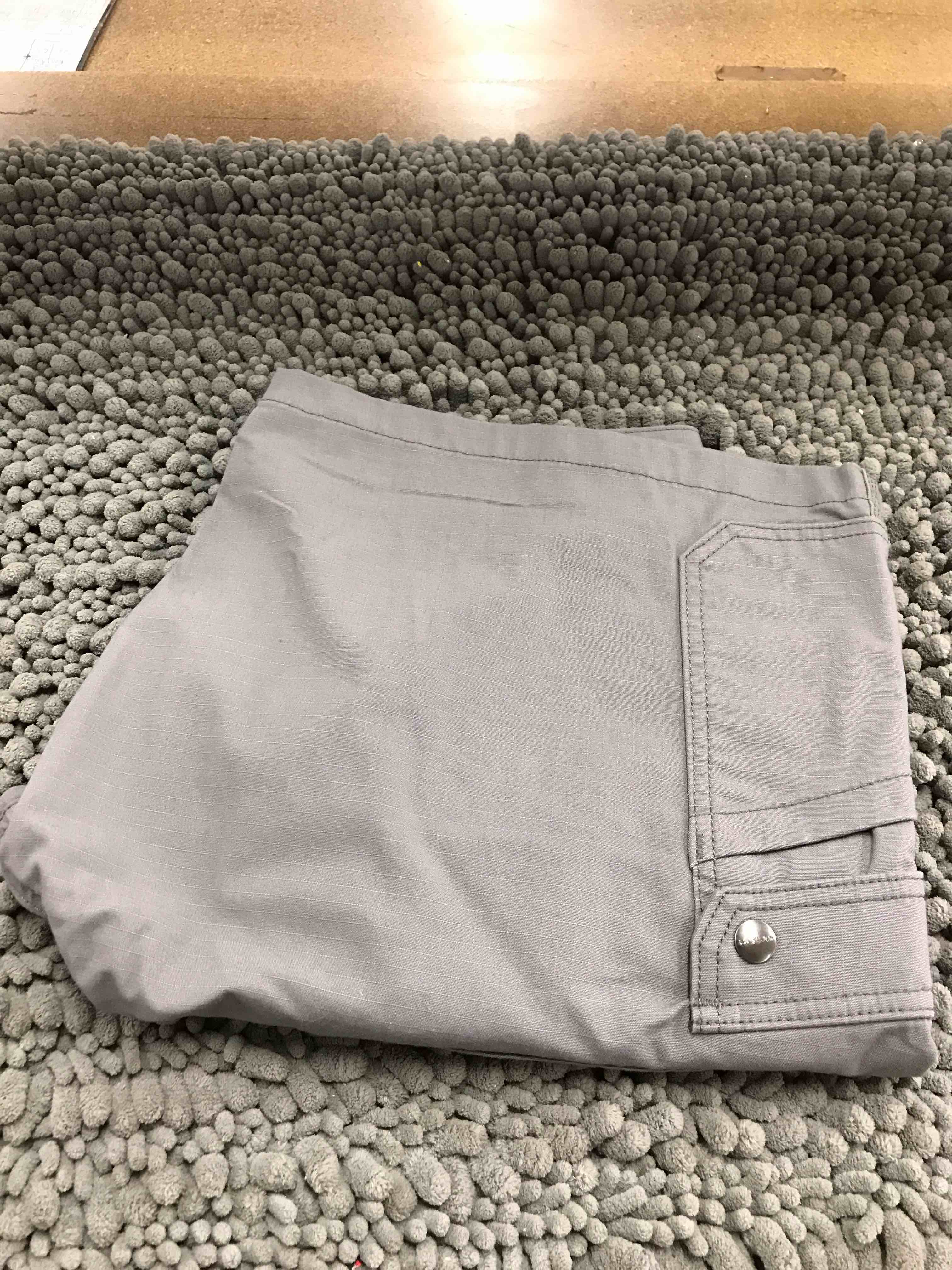 Condition photo showing New/Like New for carhartt relaxed fit cargo shorts