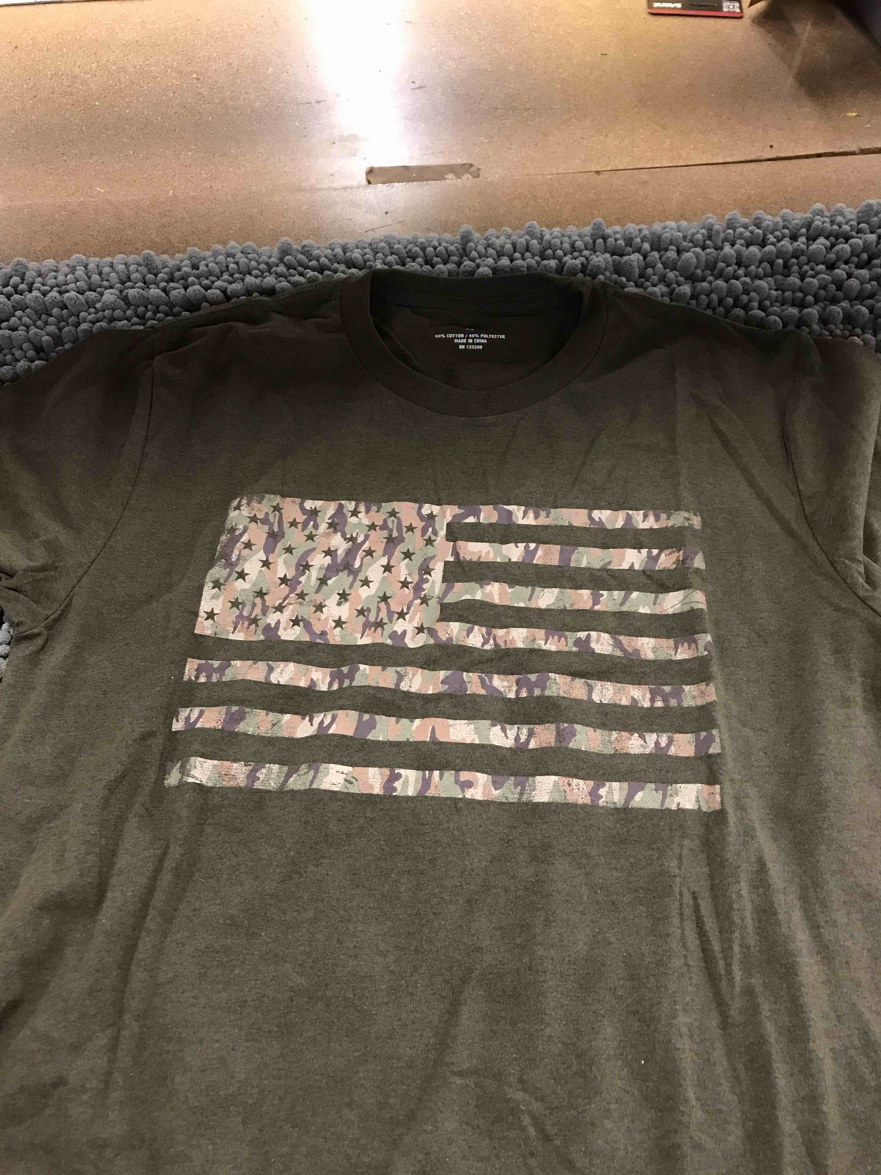 Condition photo showing New/Like New for american flag t-shirt