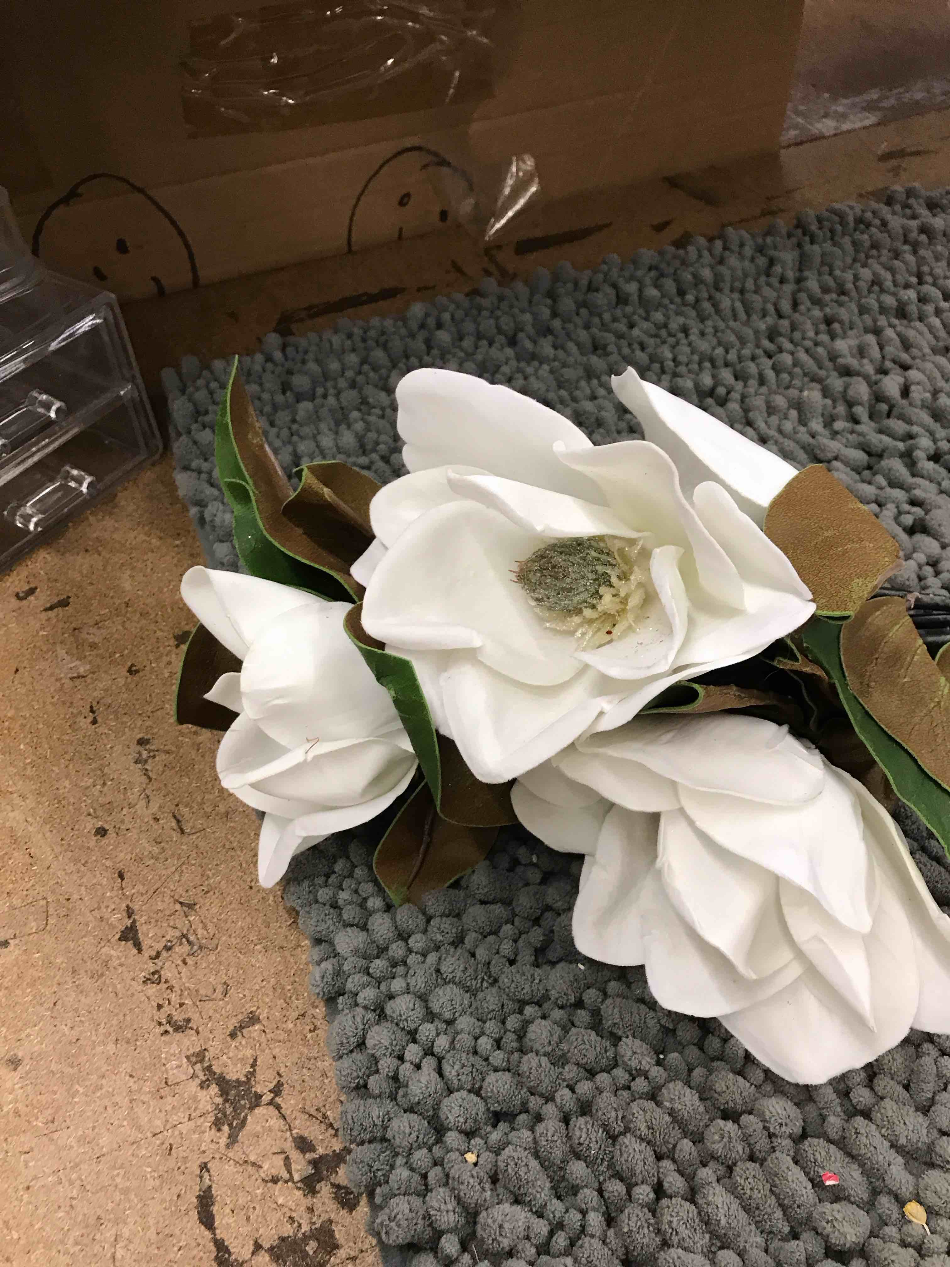 Condition photo showing New/Like New for bouquet of flowers