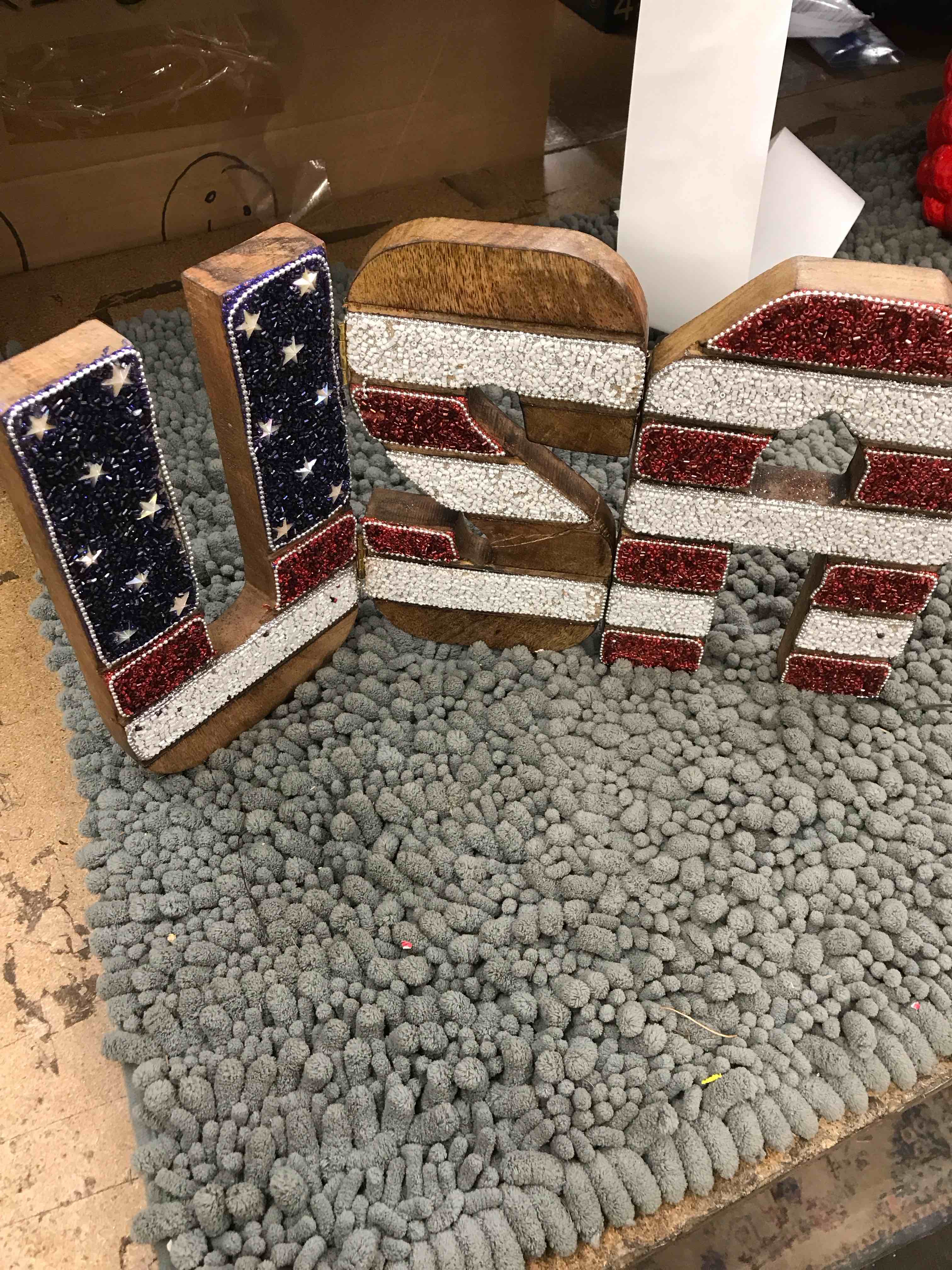 Condition photo showing New/Like New for wooden usa plaque 