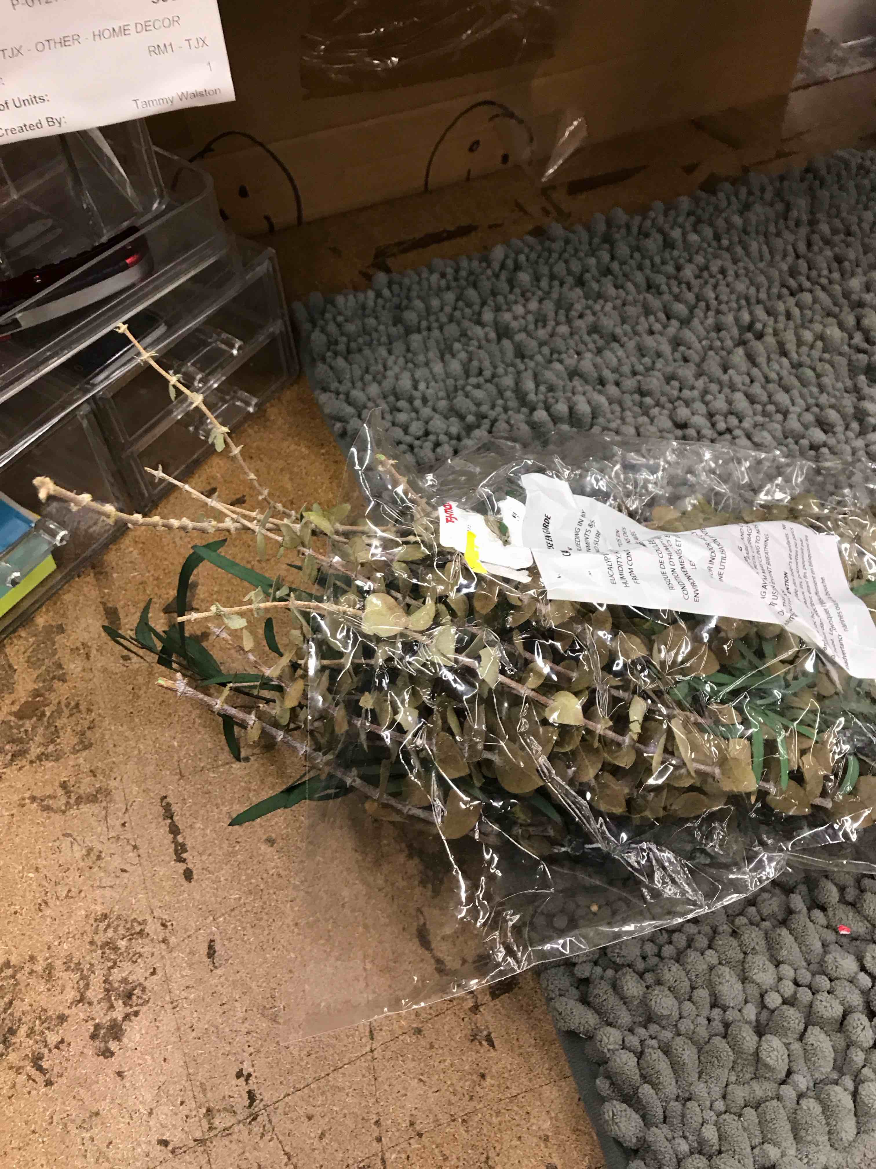 Condition photo showing New/Like New for boquet of flowers
