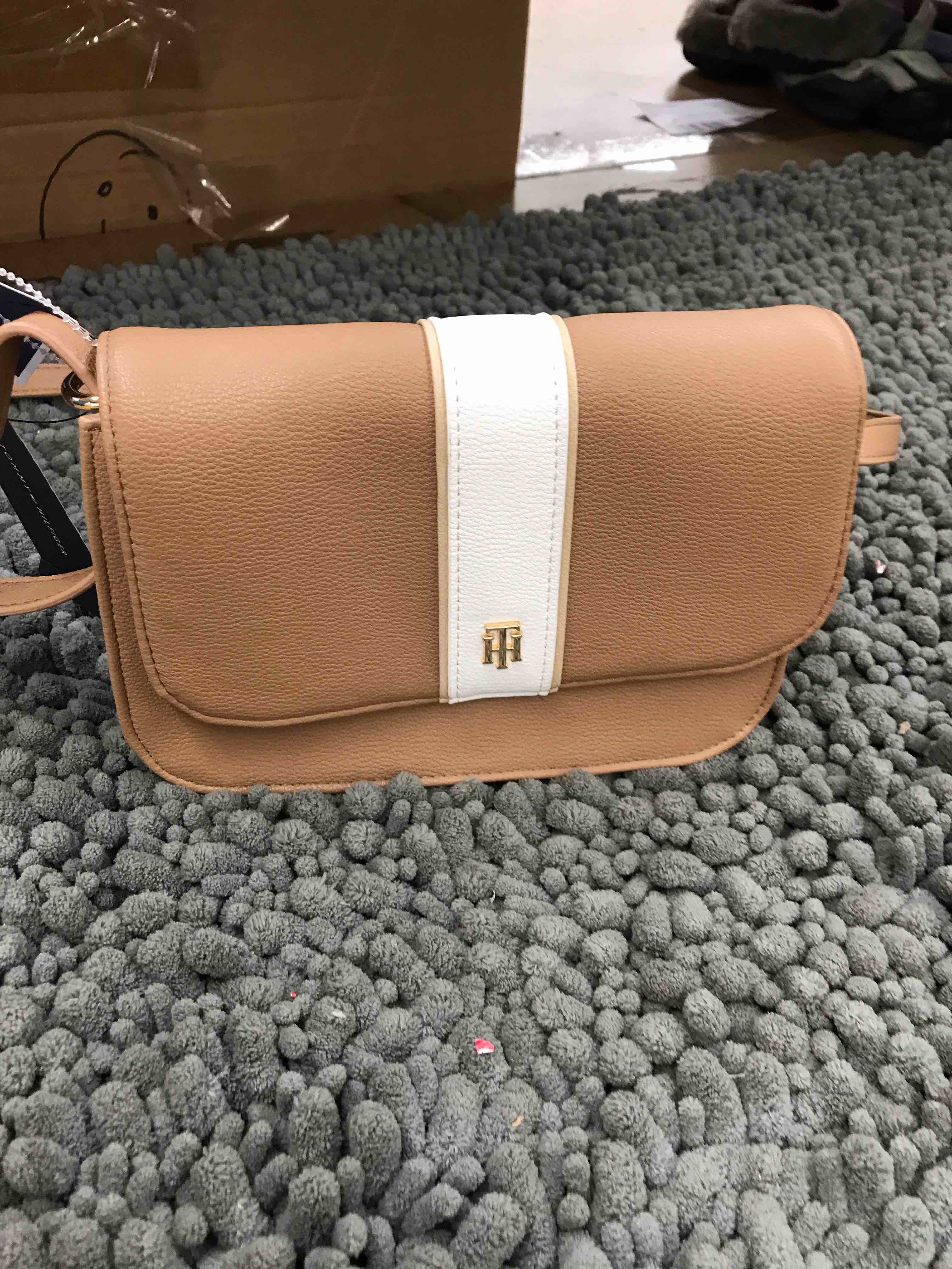 Condition photo showing New/Like New for tommy hilgiger purse