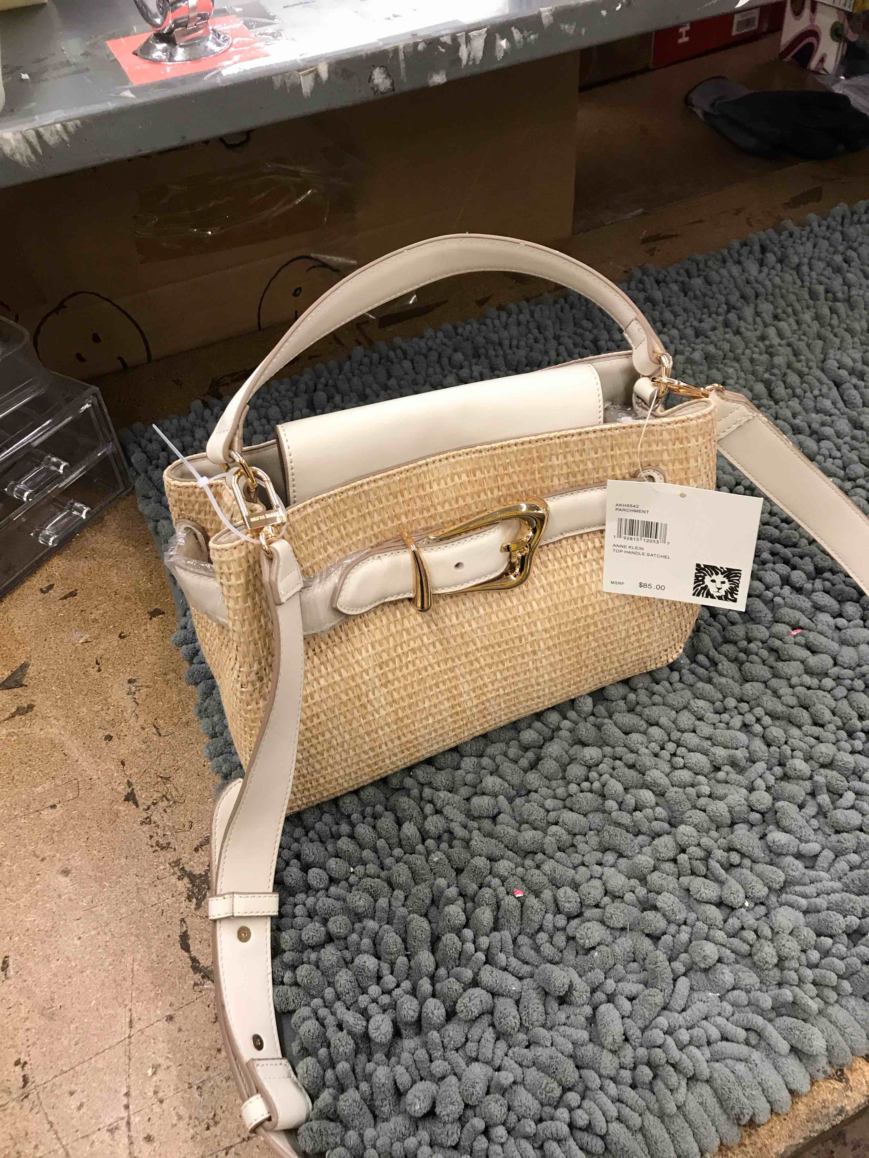 Condition photo showing New/Like New for anne klein purse