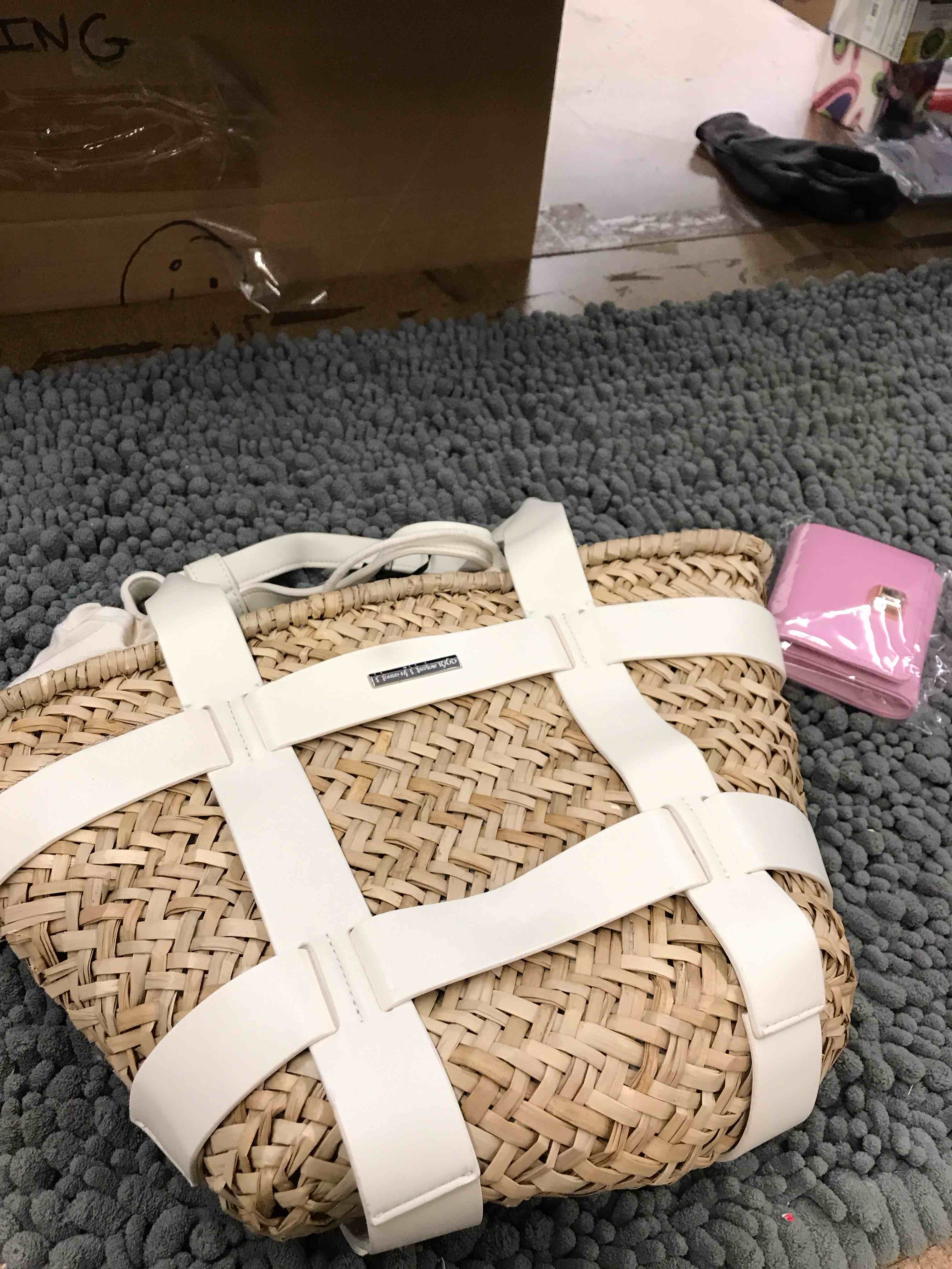 Condition photo showing New/Like New for house of harlow purse