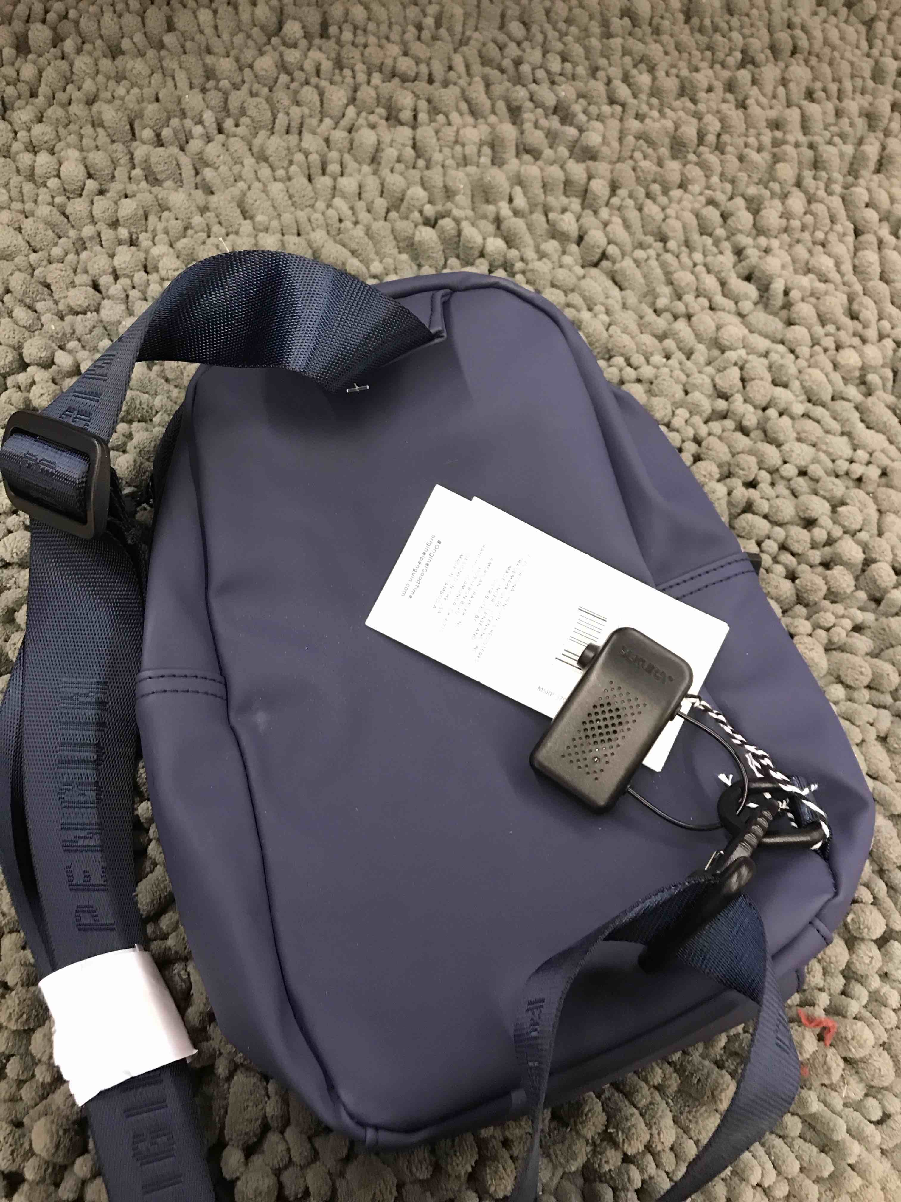 Condition photo showing New/Like New for penguin crossbag