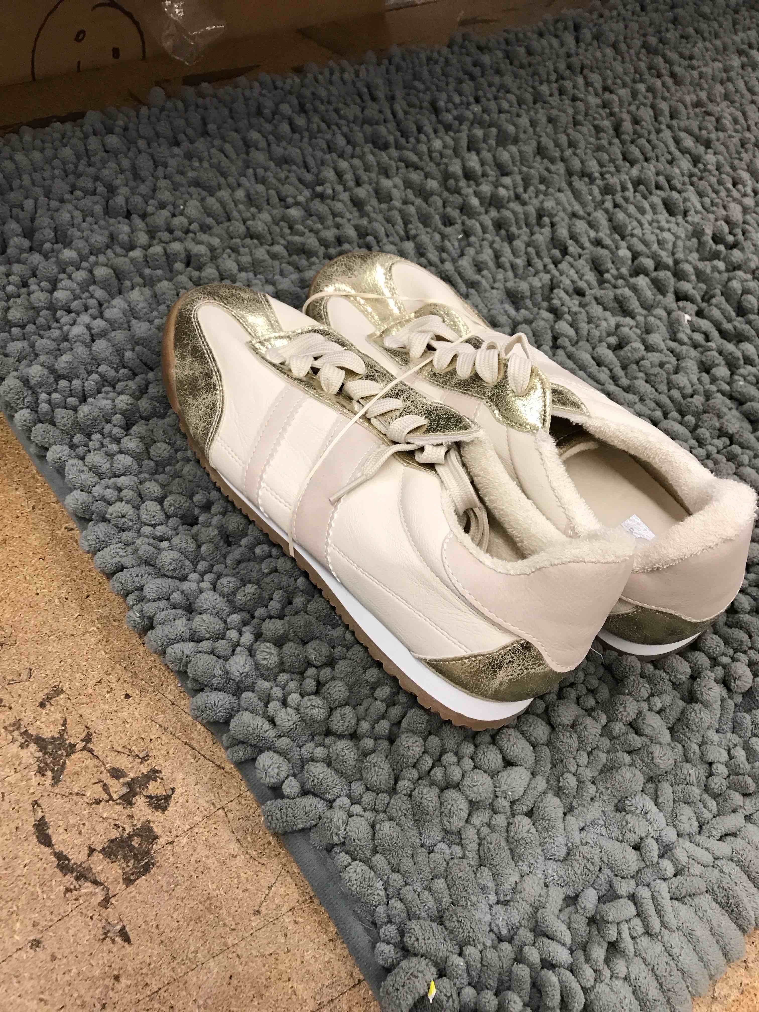Condition photo showing New/Like New for dolce vita