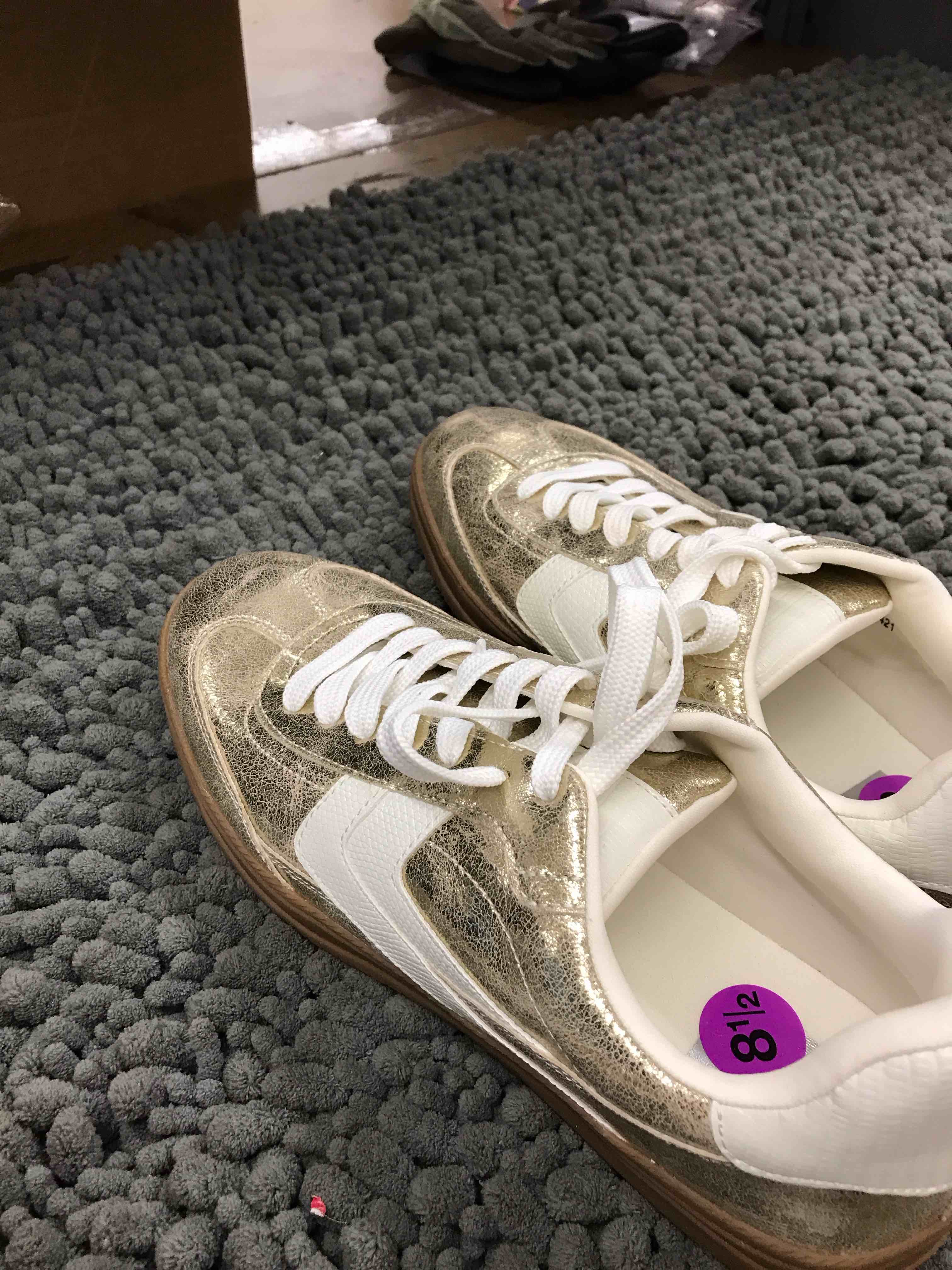 Condition photo showing New/Like New for dulce vita