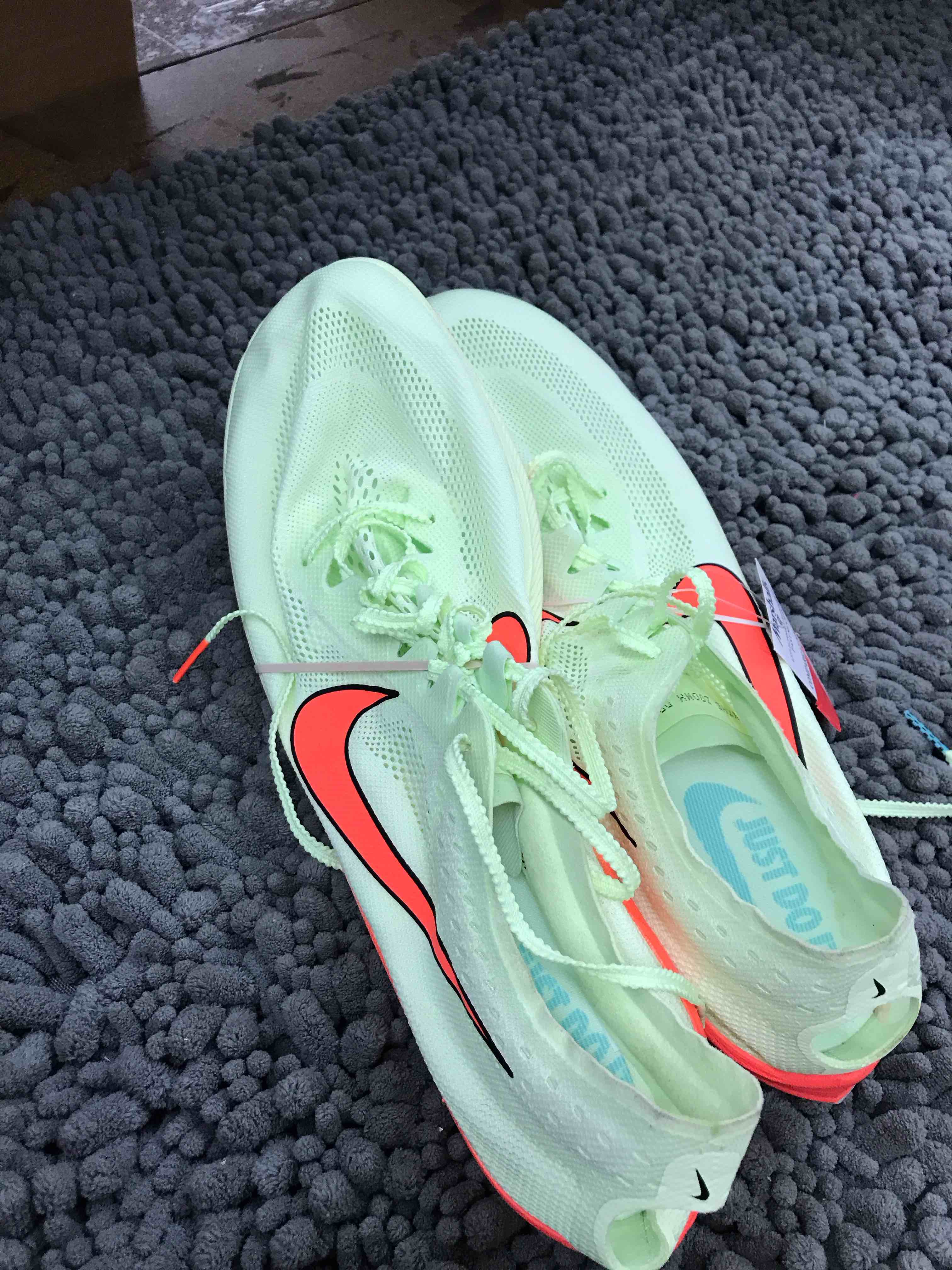 Condition photo showing New/Like New for nike shoes