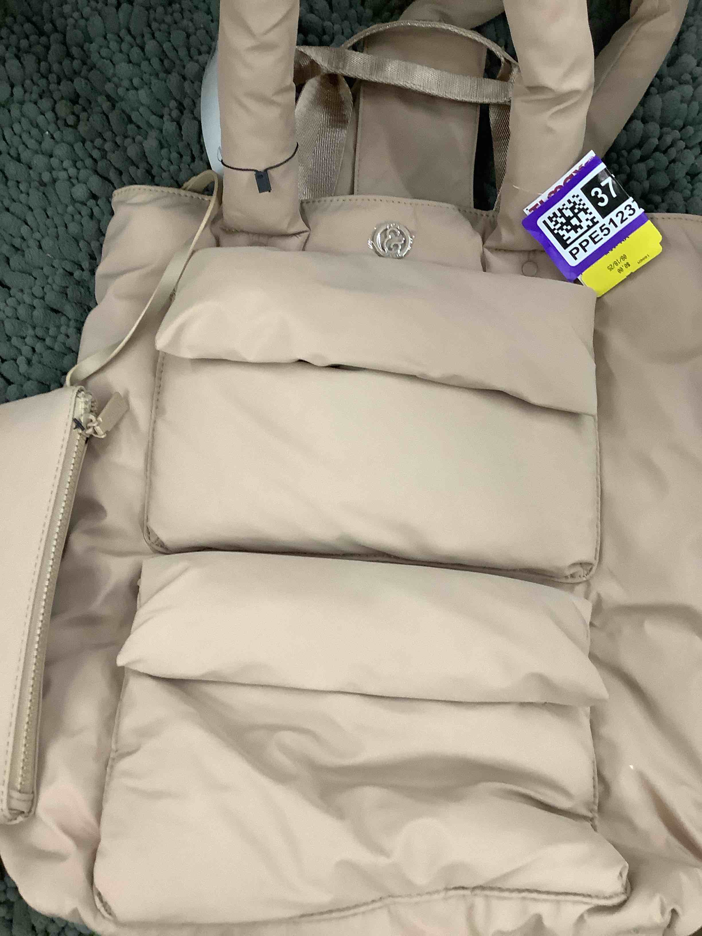Condition photo showing Good Condition for light weight bag 
