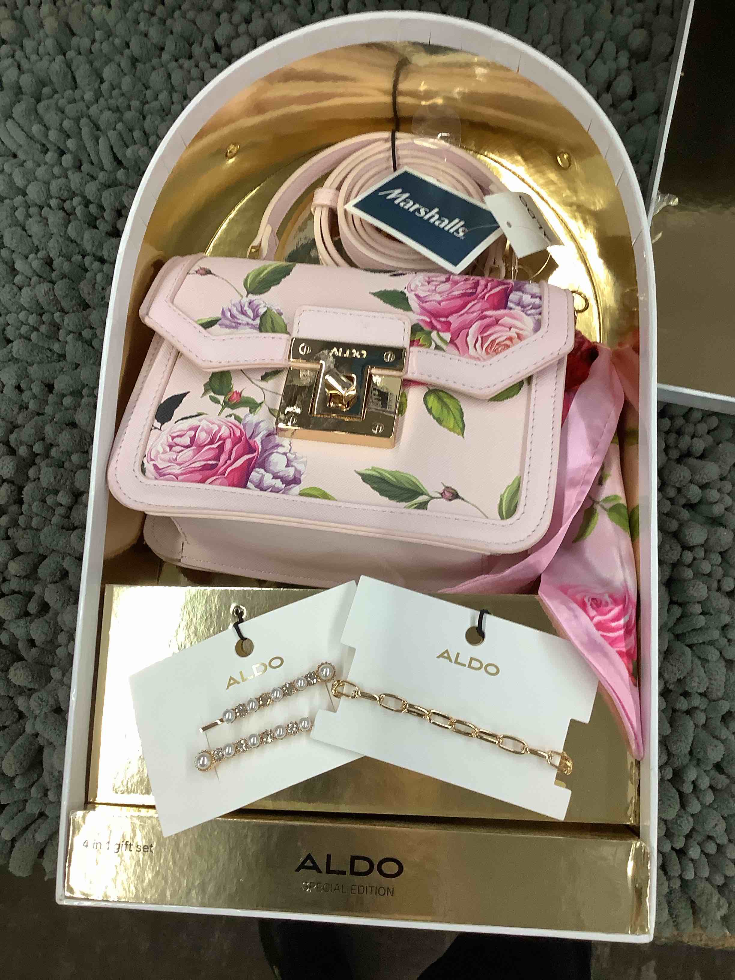 Condition photo showing Good Condition for aldo set 