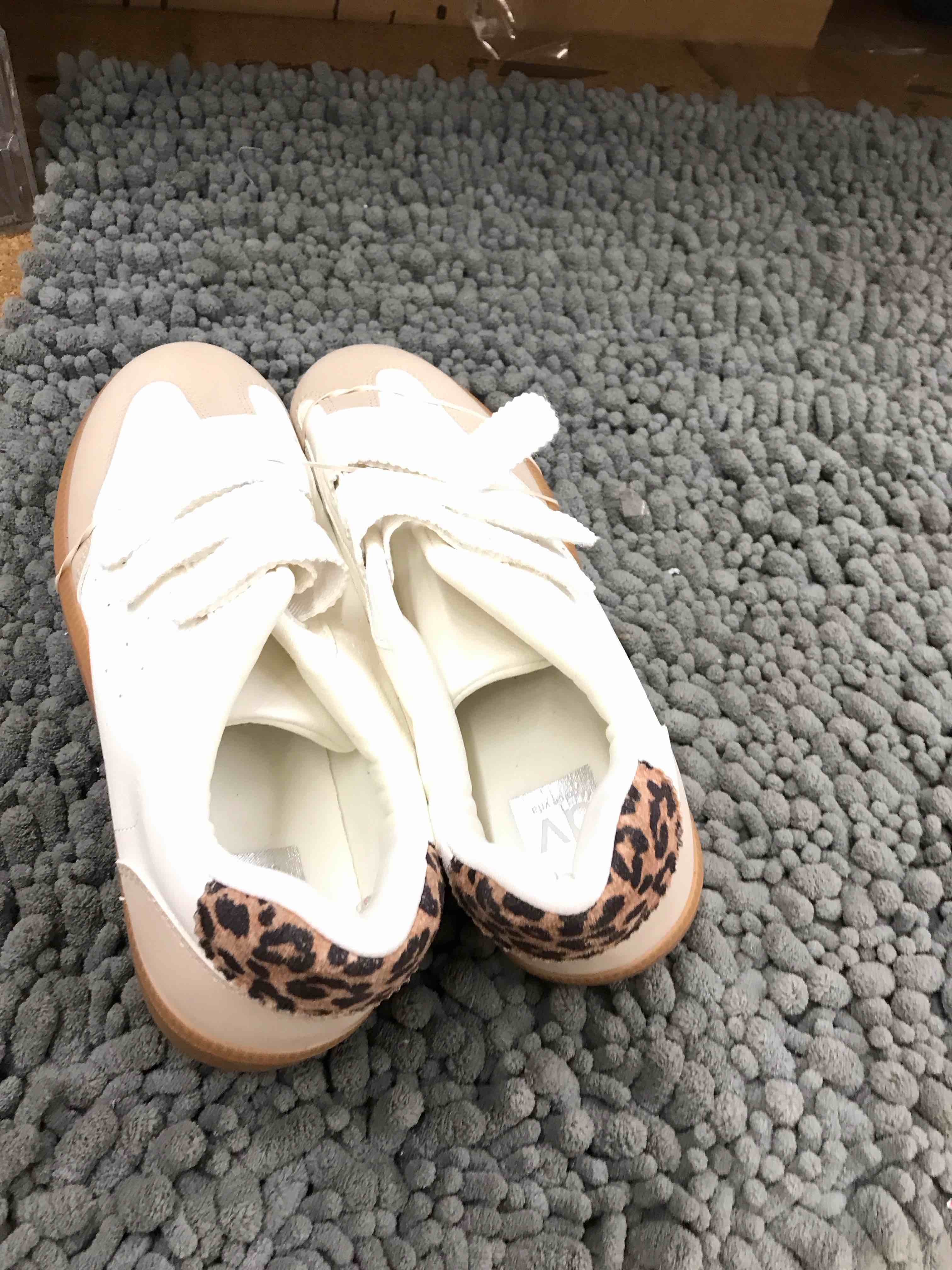 Condition photo showing New/Like New for dolce vita